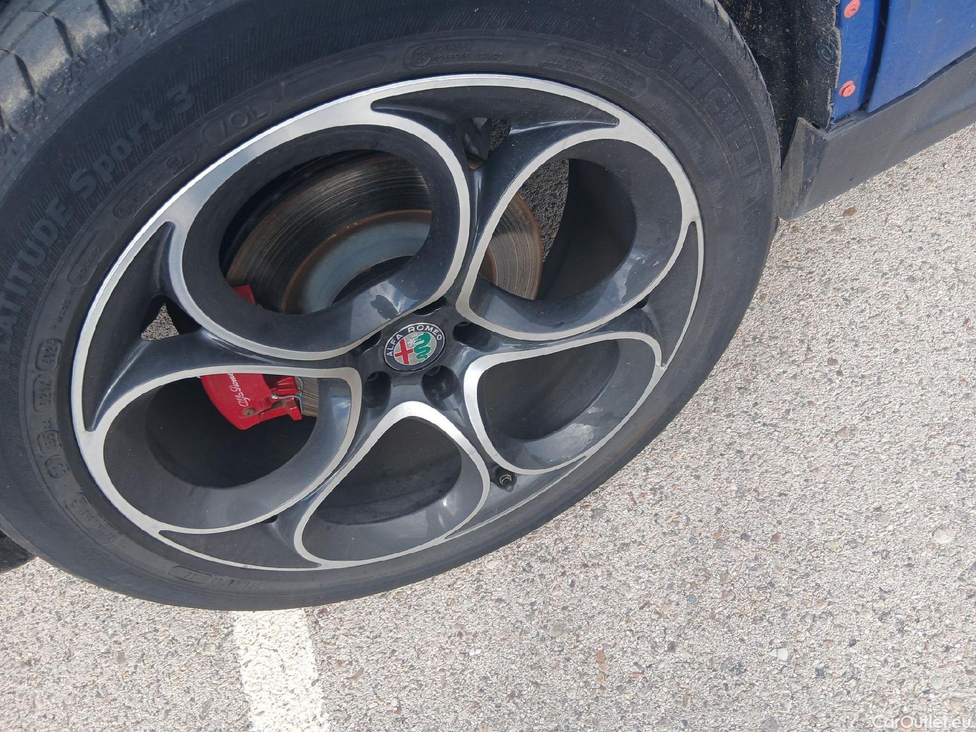  Alfa Romeo   STELVIO Alfa Romeo / 2017 / 5P / todoterreno 2.0 Gasolina 206kW (280CV) Executive AWD #23