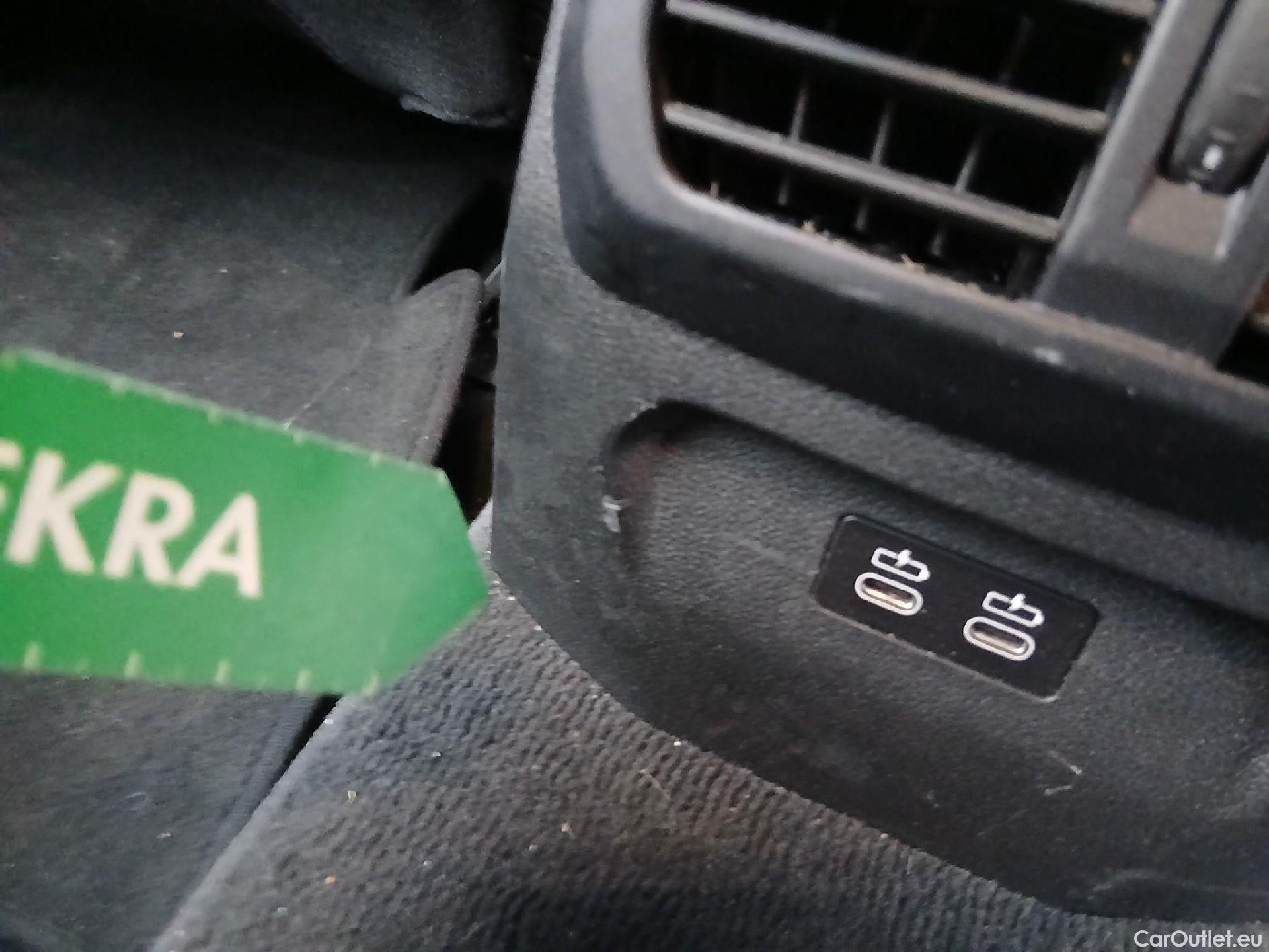  Bmw  Serie 1 BMW  / 2019 / 5P / berlina con portón 118i #38