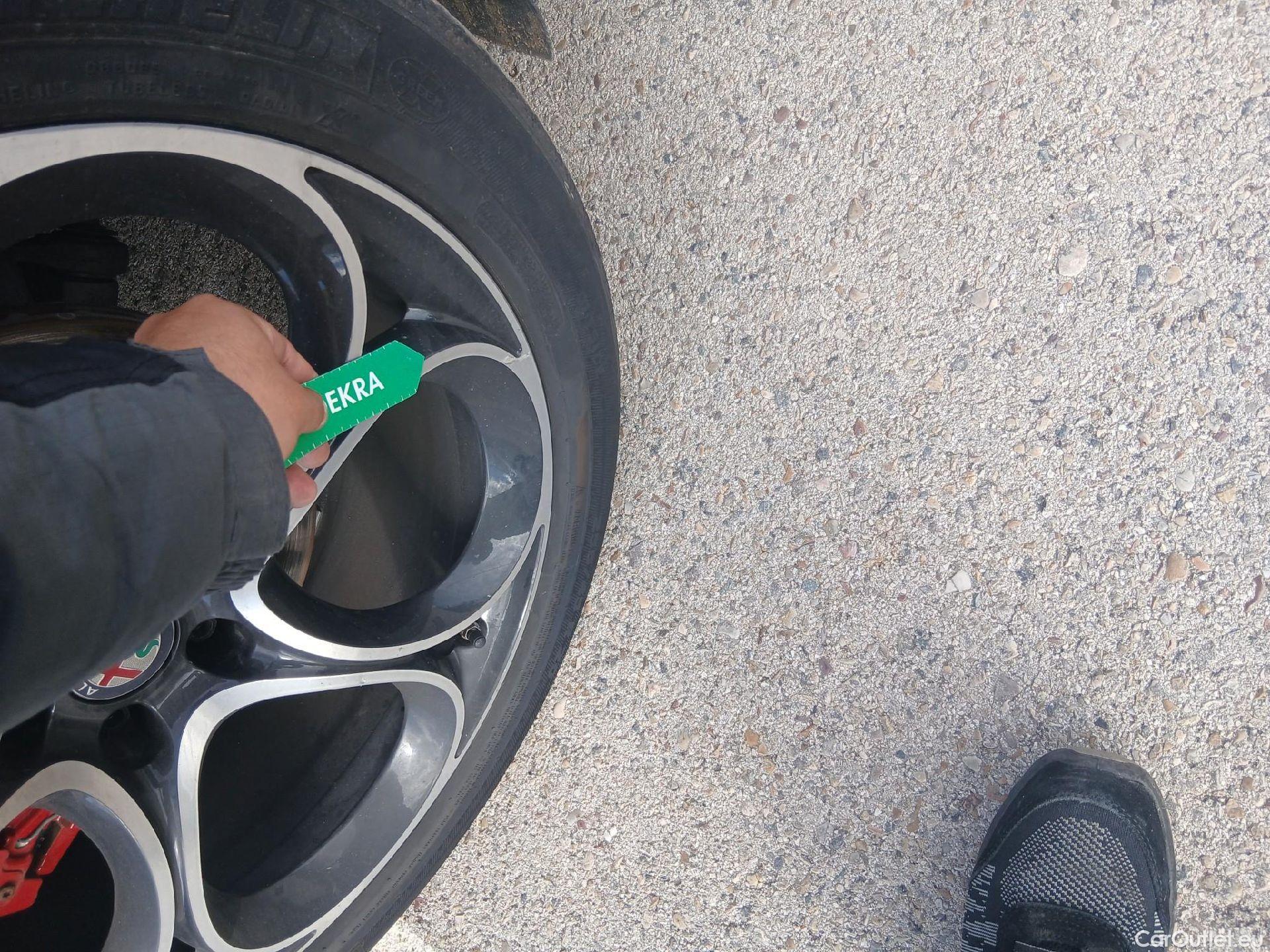  Alfa Romeo   STELVIO Alfa Romeo / 2017 / 5P / todoterreno 2.0 Gasolina 206kW (280CV) Executive AWD #22