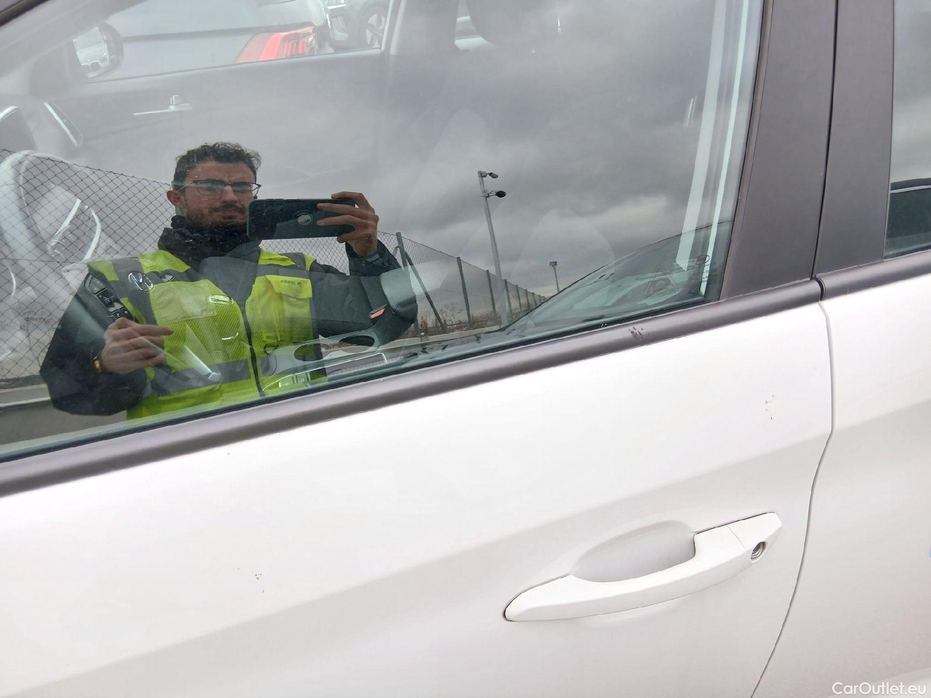  Hyundai  Tucson HYUNDAI  / 2018 / 5P / todoterreno 1.6 CRDI 85kW (116CV) 48V SLE 4X2(SP)(SL) #16