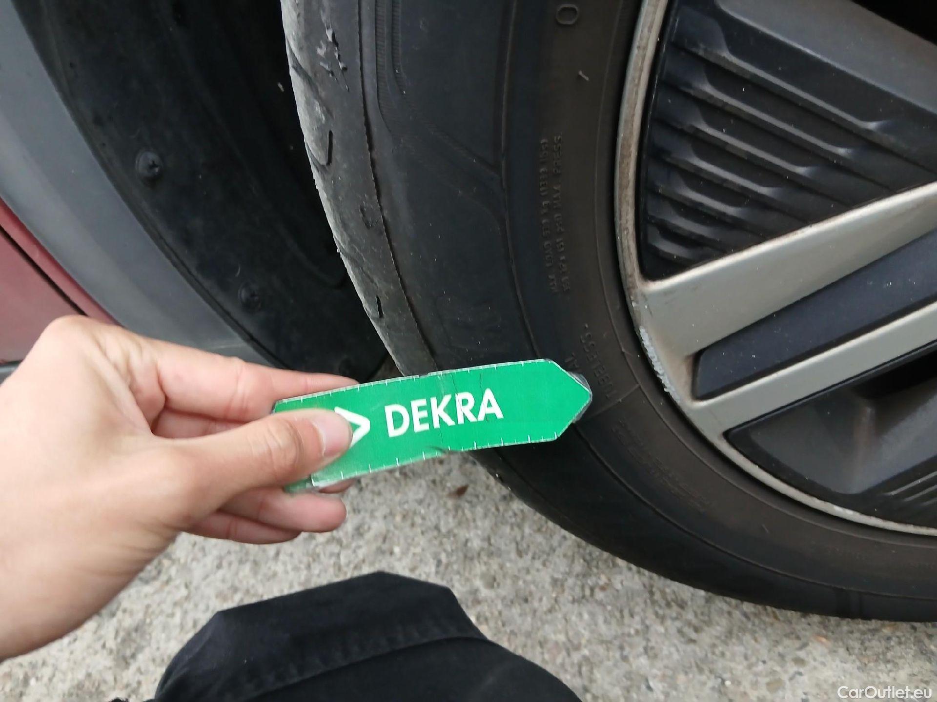  KIA  Niro KIA  / 2019 / 5P / crossover 1.6 GDi PHEV 104kW (141CV) Drive #40