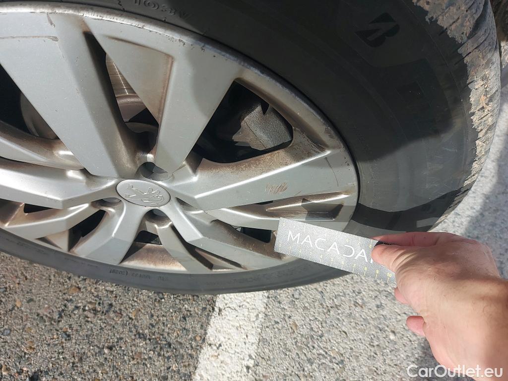  Peugeot  3008 PEUGEOT  / 2020 / 5P / todoterreno 1.2 PureTech 96KW S&S Active Pack EAT8 #4