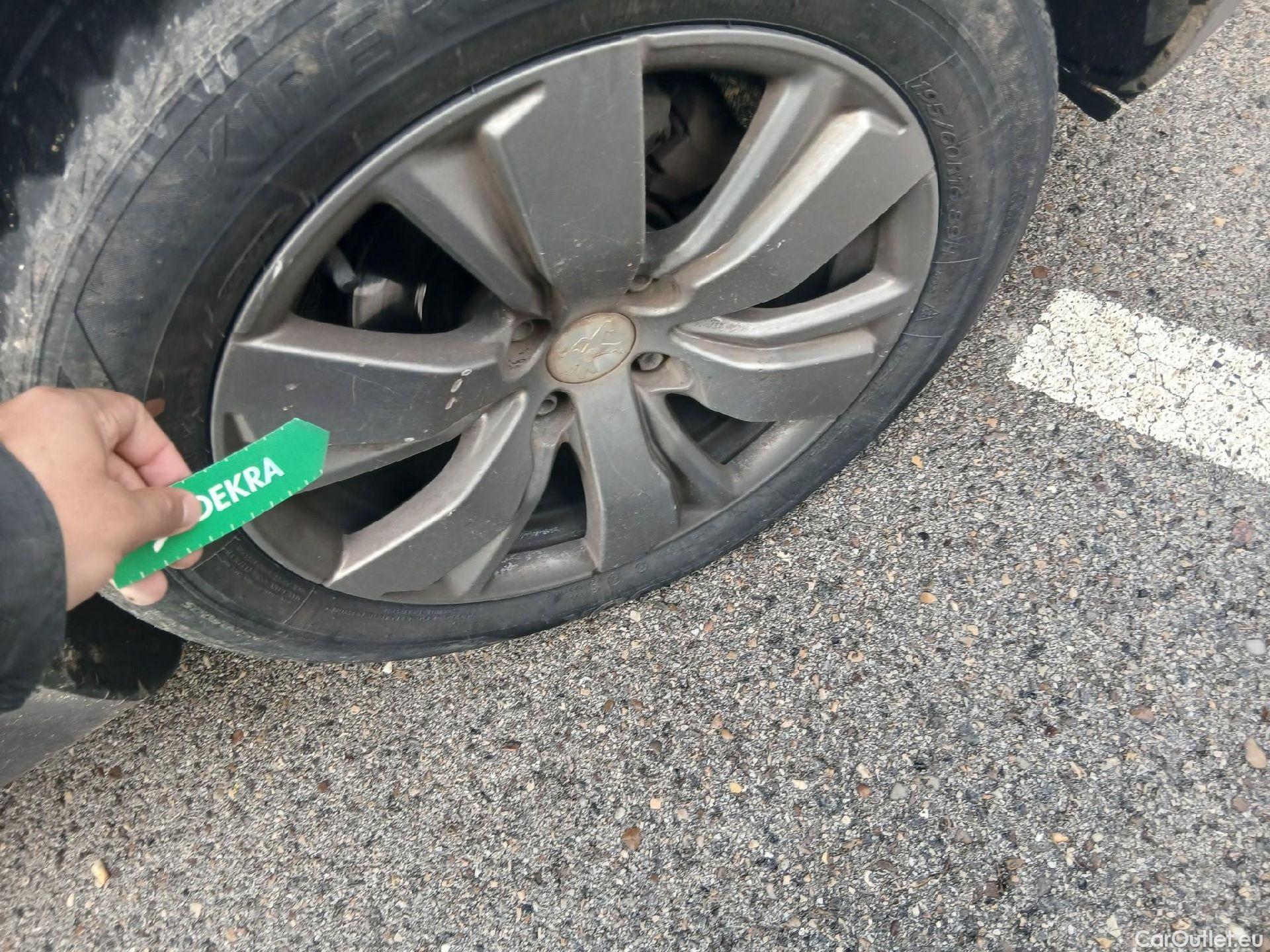  Peugeot  2008 PEUGEOT  / 2016 / 5P / todoterreno Signature BlueHDi 100 S&S 5 Vel. MAN #63