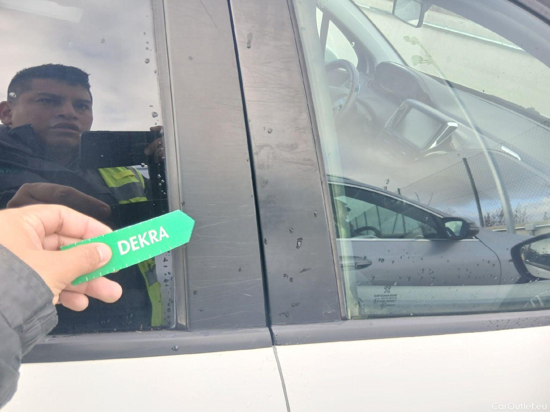  Peugeot  2008 PEUGEOT  / 2016 / 5P / todoterreno Signature BlueHDi 100 S&S 5 Vel. MAN #69