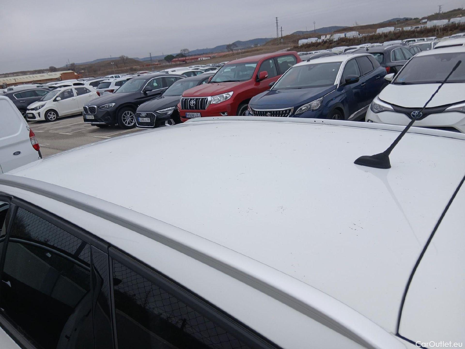  Peugeot  308 PEUGEOT  / 2017 / 5P / familiar SW Style BlueHDi 130 S&S 6 Vel. MAN (AC) #5