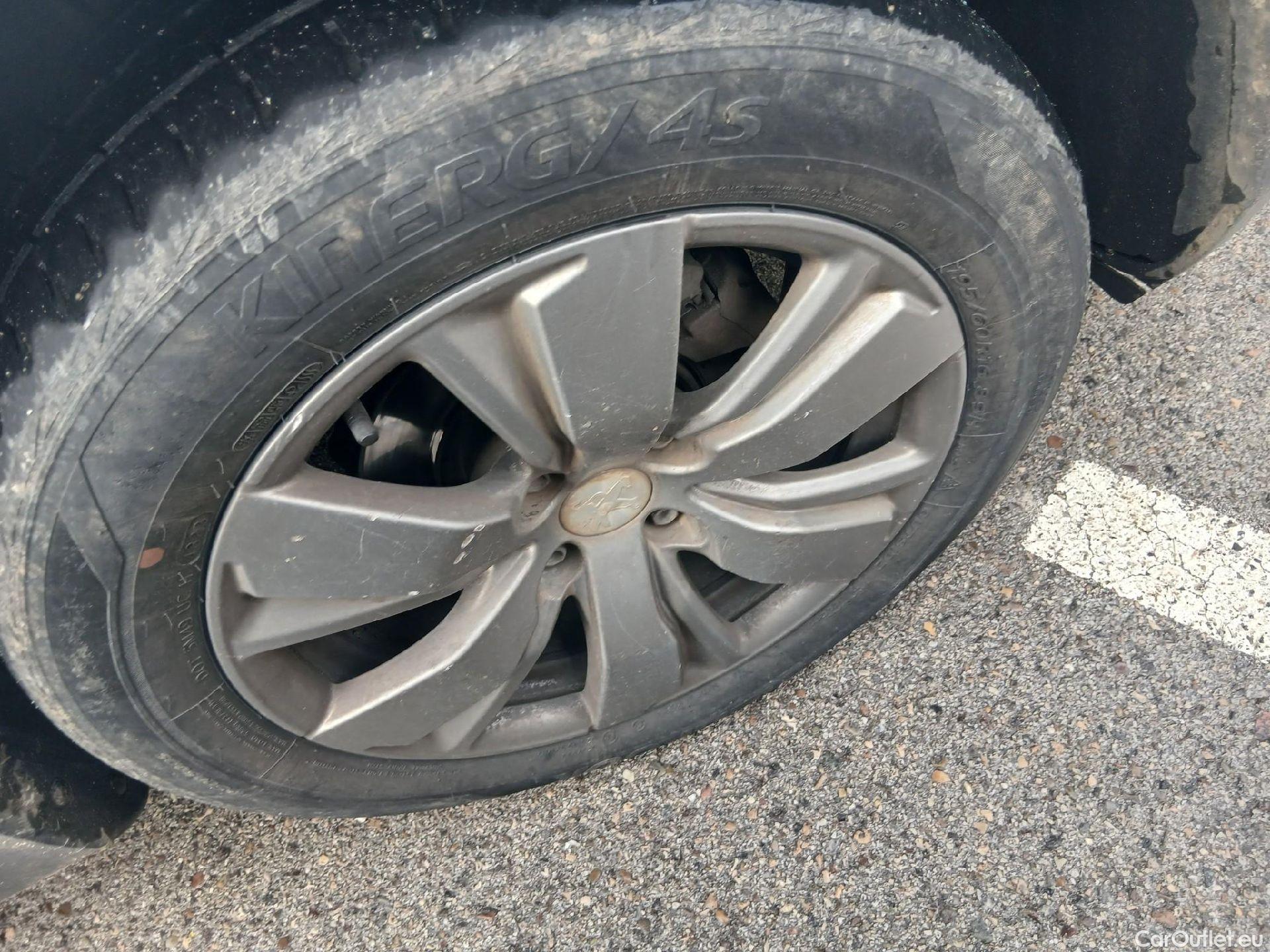  Peugeot  2008 PEUGEOT  / 2016 / 5P / todoterreno Signature BlueHDi 100 S&S 5 Vel. MAN #64