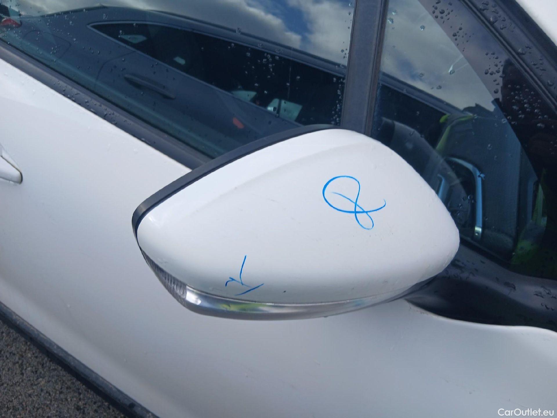  Peugeot  2008 PEUGEOT  / 2016 / 5P / todoterreno Signature BlueHDi 100 S&S 5 Vel. MAN #55