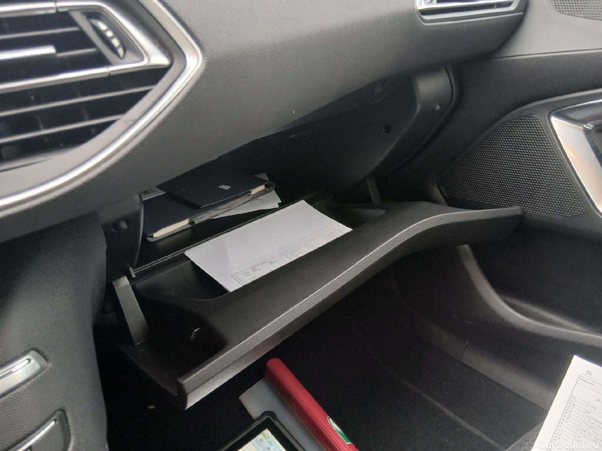  Peugeot  308 PEUGEOT  / 2017 / 5P / familiar SW Style BlueHDi 130 S&S 6 Vel. MAN (AC) #1