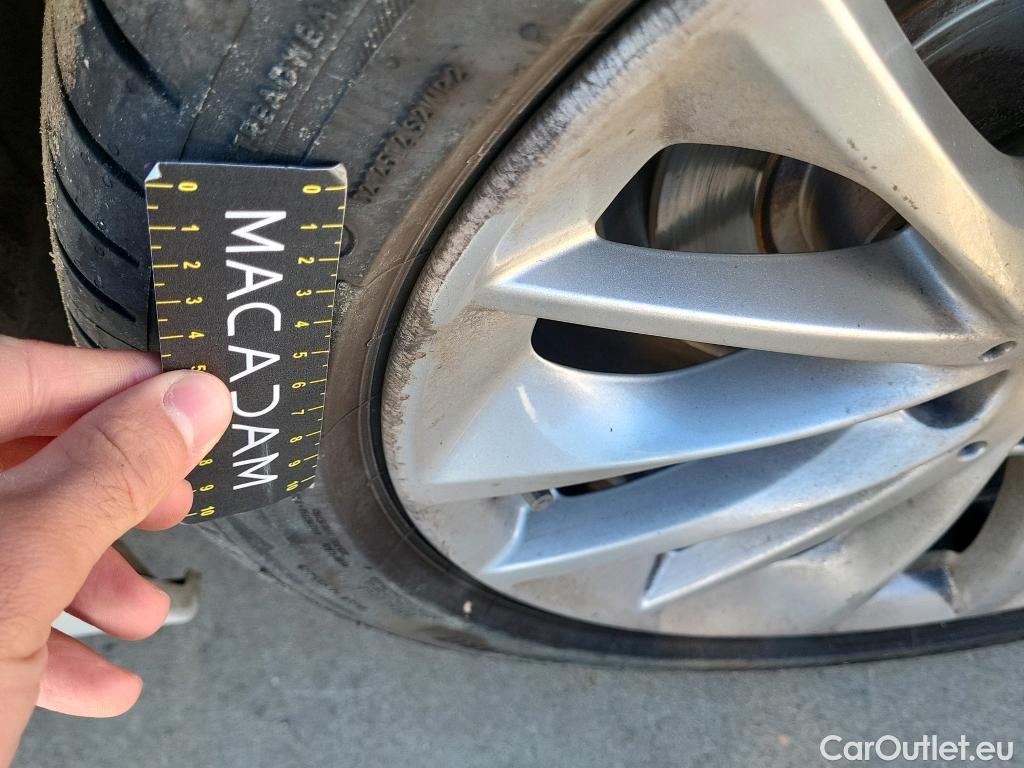  Bmw  Serie 1 BMW  / 2019 / 5P / berlina con portón 118i #4