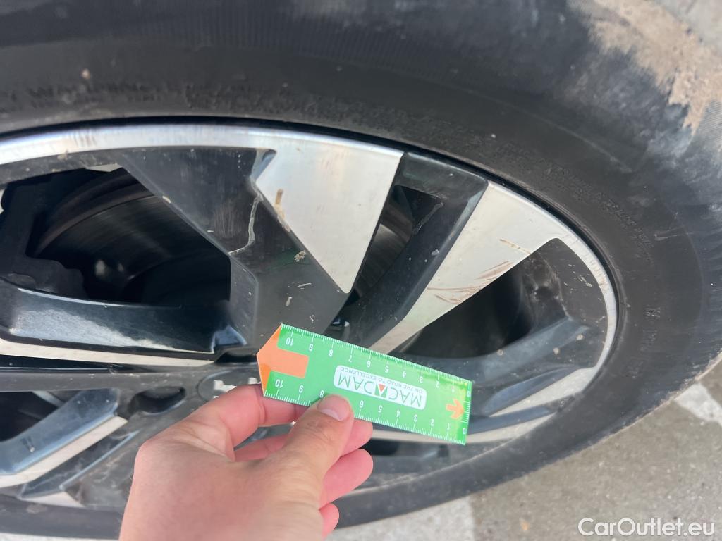  Peugeot  2008 PEUGEOT  / 2019 / 5P / todoterreno Allure BlueHDI 81kW (110CV) #4