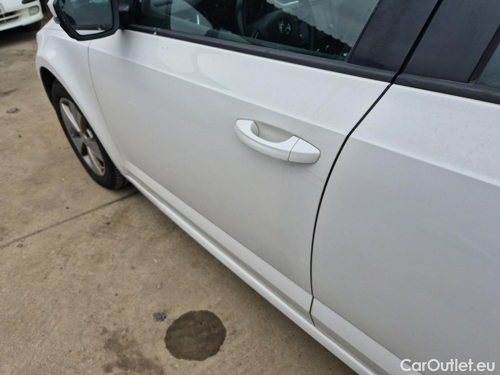  Skoda  Octavia SKODA  / 2016 / 5P / familiar Combi 1.6 TDI CR 85KW (115CV) Ambition #19