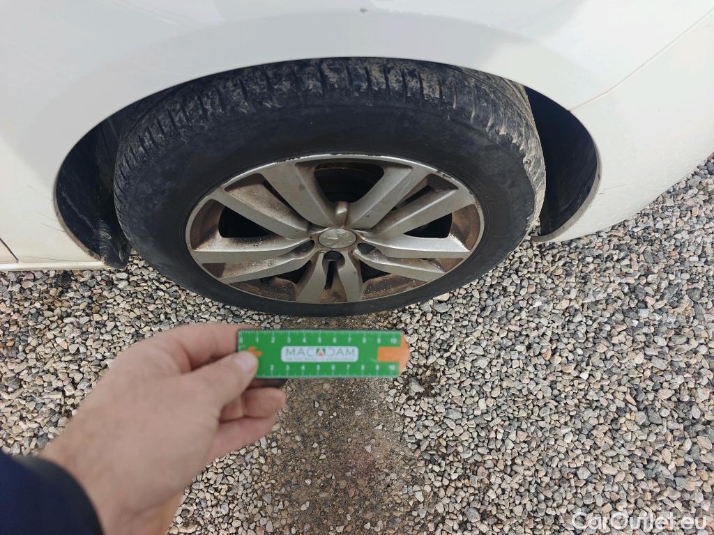  Peugeot  308 PEUGEOT  / 2017 / 5P / berlina con portón 5p Active Pack BlueHDi 130 S&S #9