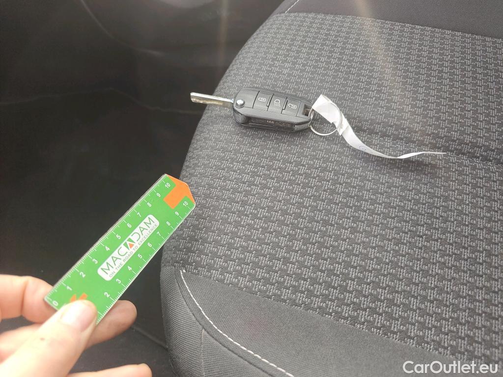  Peugeot  308 PEUGEOT  / 2017 / 5P / berlina con portón 5p Active Pack BlueHDi 130 S&S #1