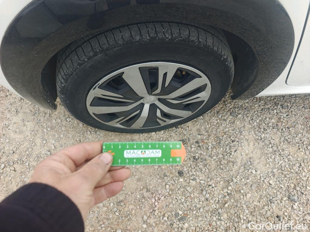  Peugeot  208 PEUGEOT e- / 2019 / 5P / berlina con portón Eléctrico Active #18