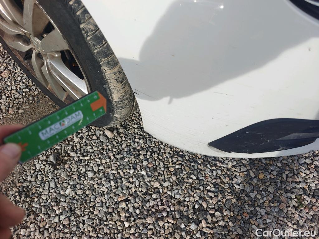  Peugeot  308 PEUGEOT  / 2017 / 5P / berlina con portón 5p Active Pack BlueHDi 130 S&S #18