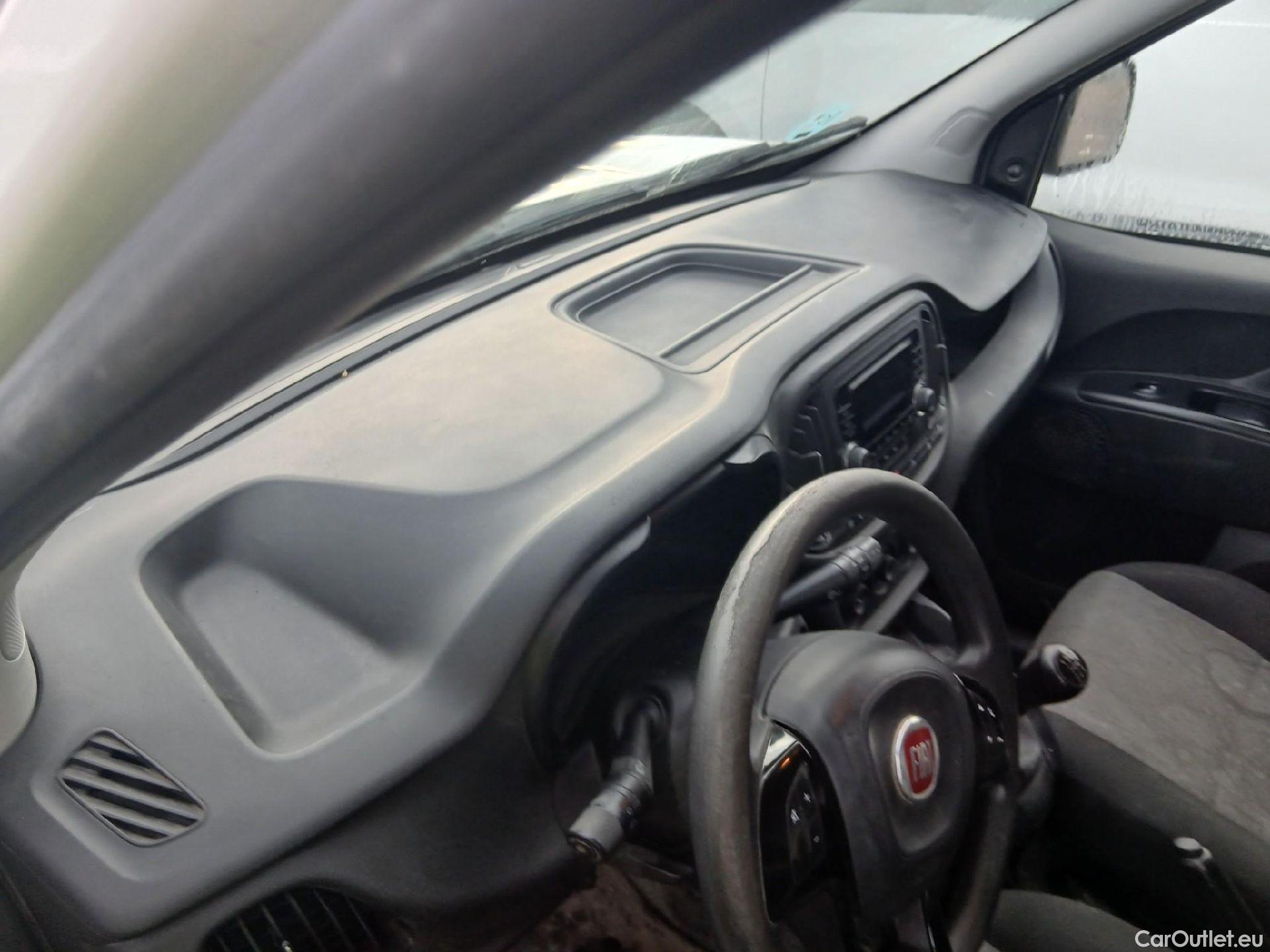  Fiat  Doblo FIAT Doblò Cargo/2015/4P/furgón derivado de turismo Cargo SX 1.3 Mjet 70 kW (95 CV) #33