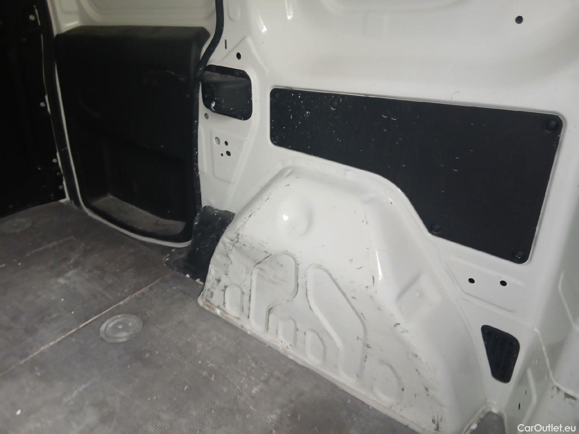  Fiat  Doblo FIAT Doblò Cargo/2015/4P/furgón derivado de turismo Cargo SX 1.3 Mjet 70 kW (95 CV) #29