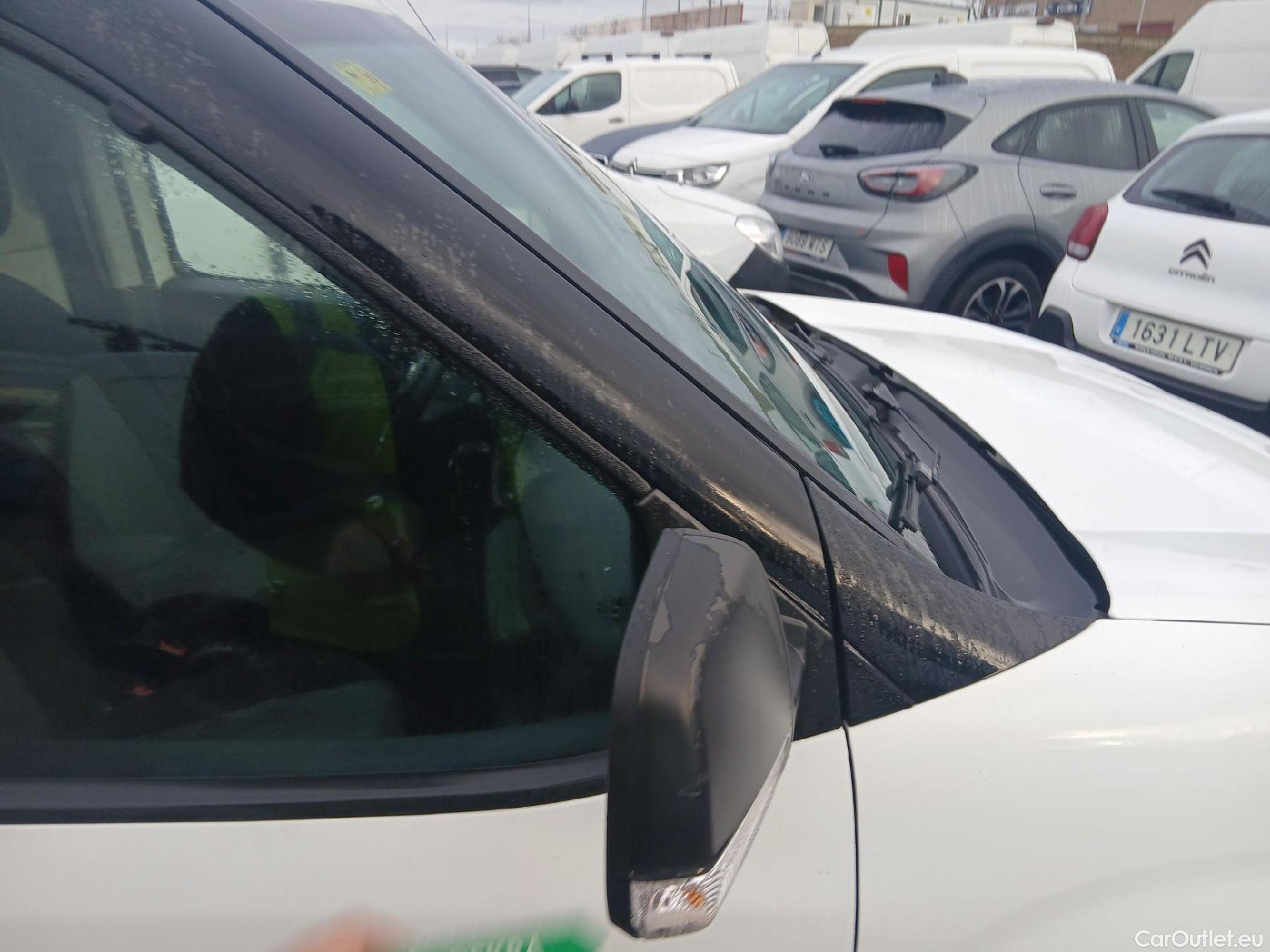  Fiat  Doblo FIAT Doblò Cargo/2015/4P/furgón derivado de turismo Cargo SX 1.3 Mjet 70 kW (95 CV) #25