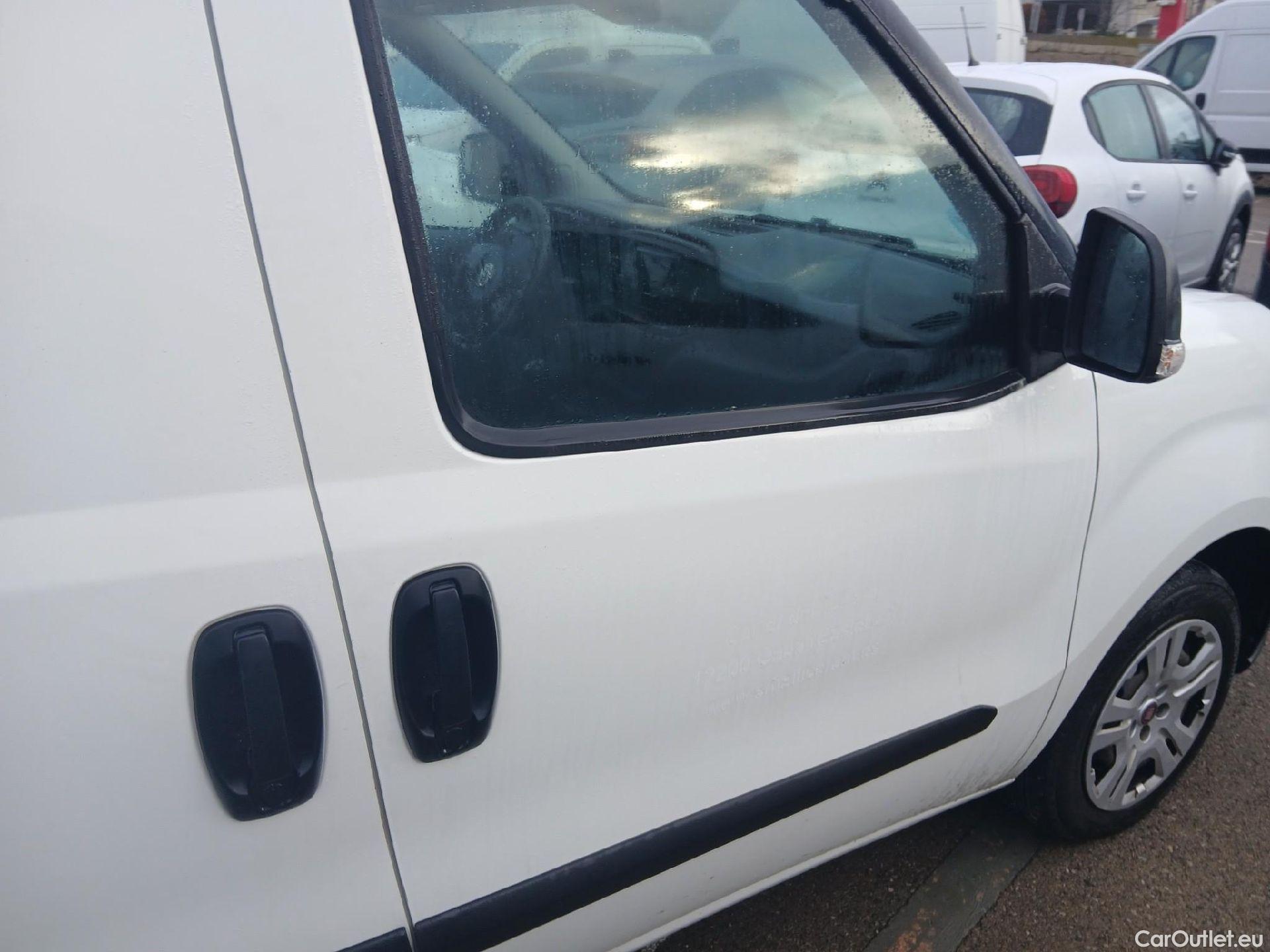  Fiat  Doblo FIAT Doblò Cargo/2015/4P/furgón derivado de turismo Cargo SX 1.3 Mjet 70 kW (95 CV) #24