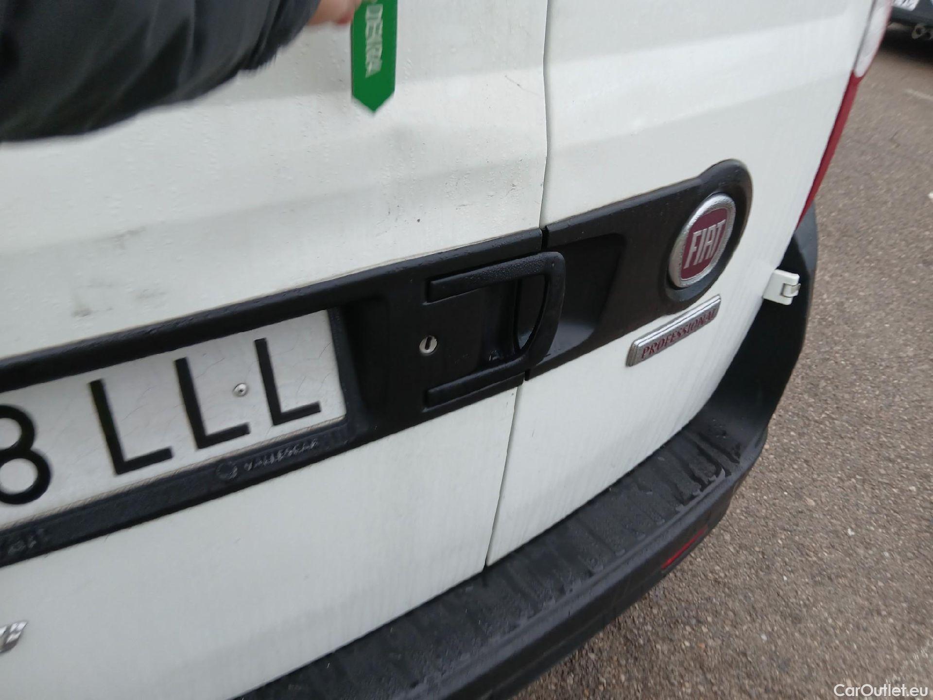  Fiat  Doblo FIAT Doblò Cargo/2015/4P/furgón derivado de turismo Cargo SX 1.3 Mjet 70 kW (95 CV) #19