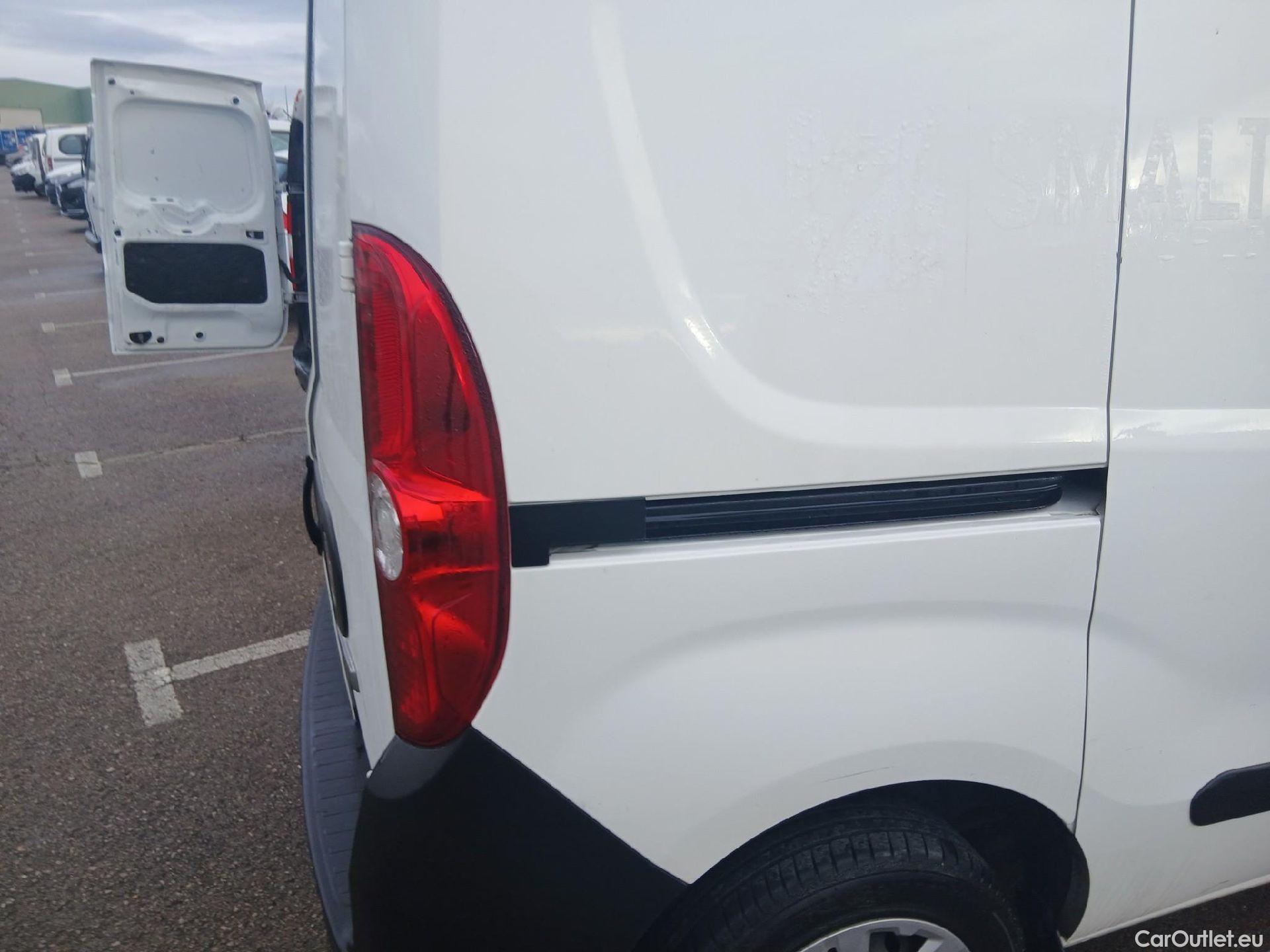  Fiat  Doblo FIAT Doblò Cargo/2015/4P/furgón derivado de turismo Cargo SX 1.3 Mjet 70 kW (95 CV) #19