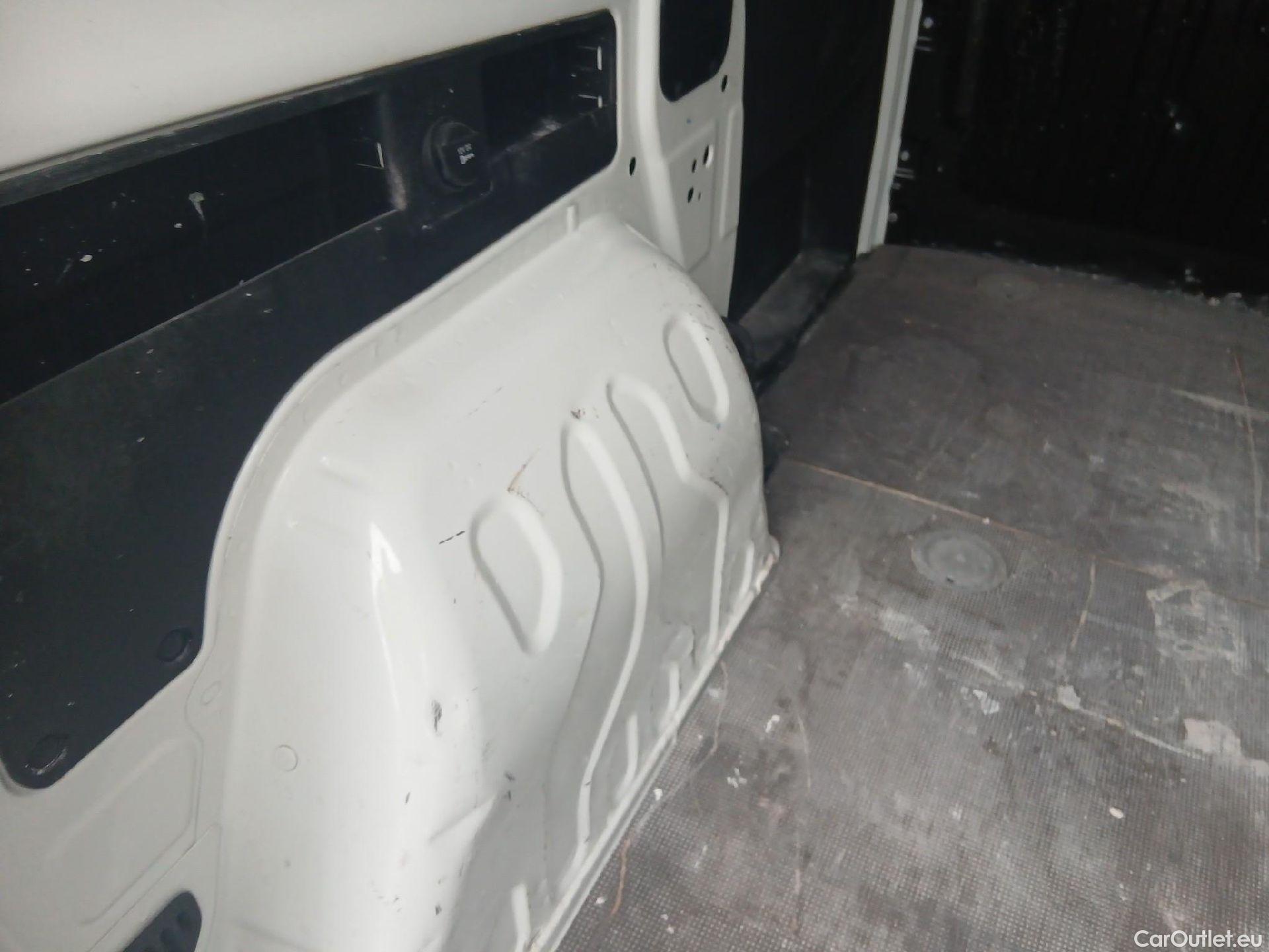  Fiat  Doblo FIAT Doblò Cargo/2015/4P/furgón derivado de turismo Cargo SX 1.3 Mjet 70 kW (95 CV) #32