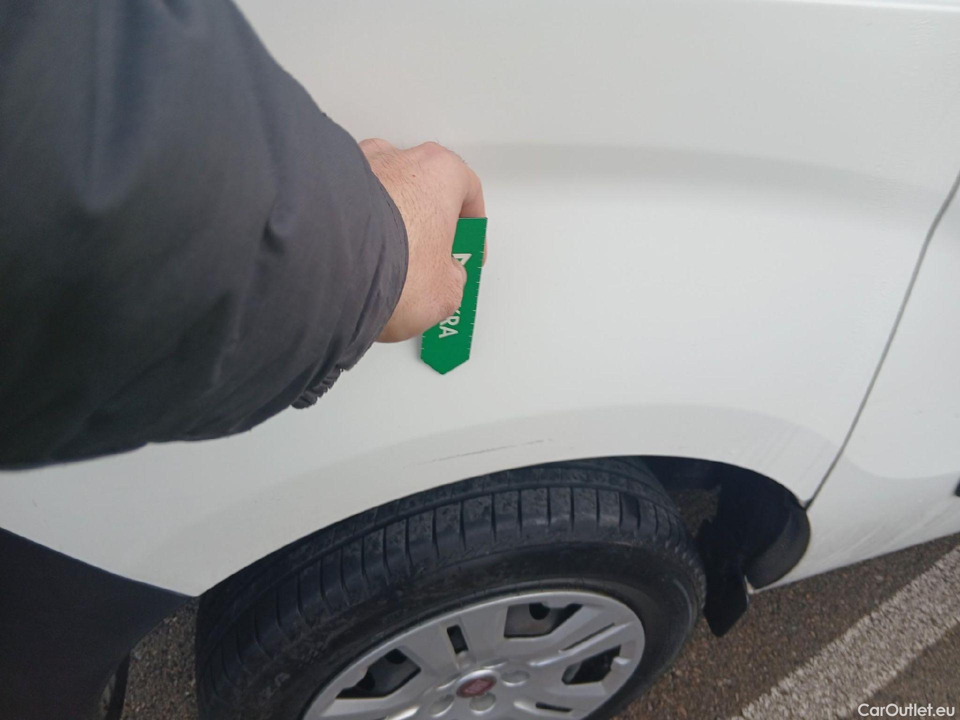  Fiat  Doblo FIAT Doblò Cargo/2015/4P/furgón derivado de turismo Cargo SX 1.3 Mjet 70 kW (95 CV) #20