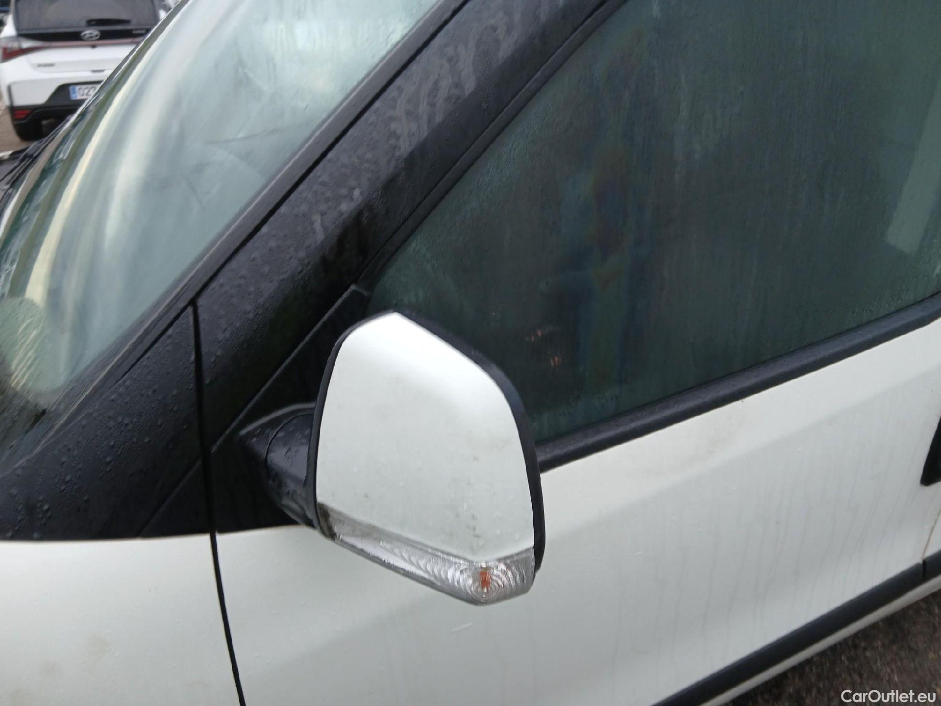  Fiat  Doblo FIAT Doblò Cargo/2015/4P/furgón derivado de turismo Cargo SX 1.3 Mjet 70 kW (95 CV) #12