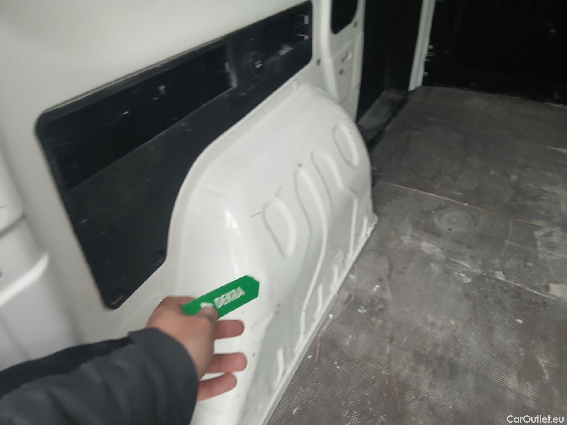  Fiat  Doblo FIAT Doblò Cargo/2015/4P/furgón derivado de turismo Cargo SX 1.3 Mjet 70 kW (95 CV) #31