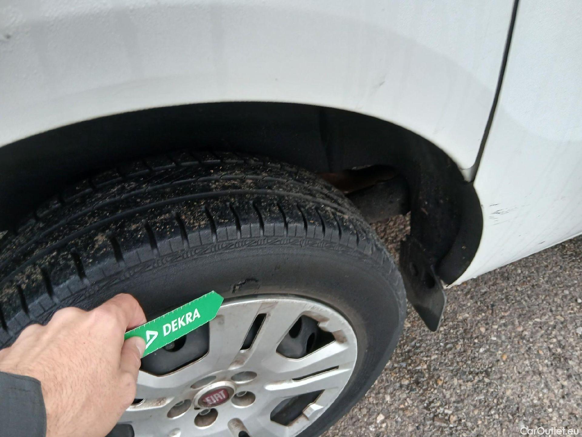  Fiat  Doblo FIAT Doblò Cargo/2015/4P/furgón derivado de turismo Cargo SX 1.3 Mjet 70 kW (95 CV) #26