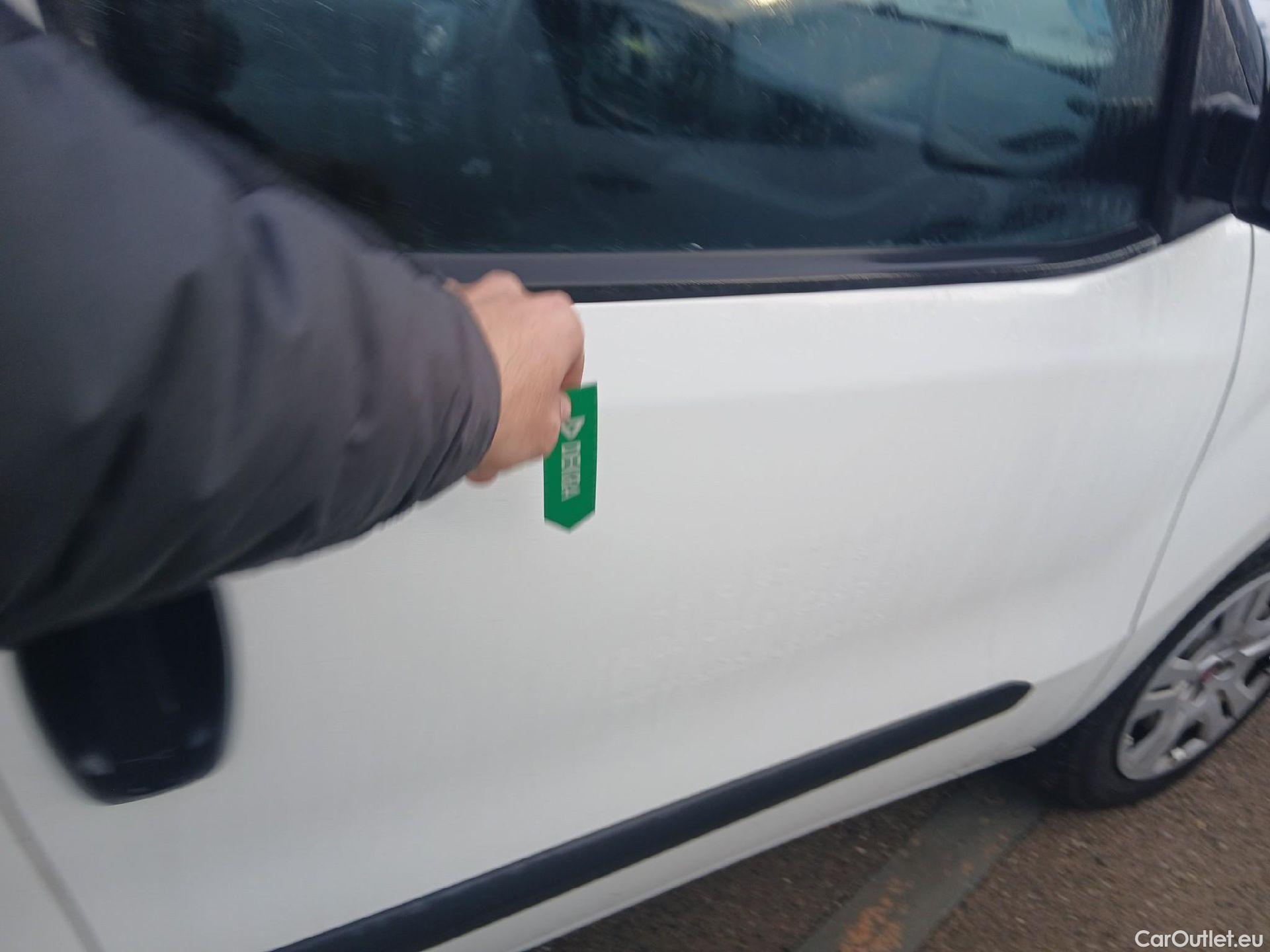  Fiat  Doblo FIAT Doblò Cargo/2015/4P/furgón derivado de turismo Cargo SX 1.3 Mjet 70 kW (95 CV) #23