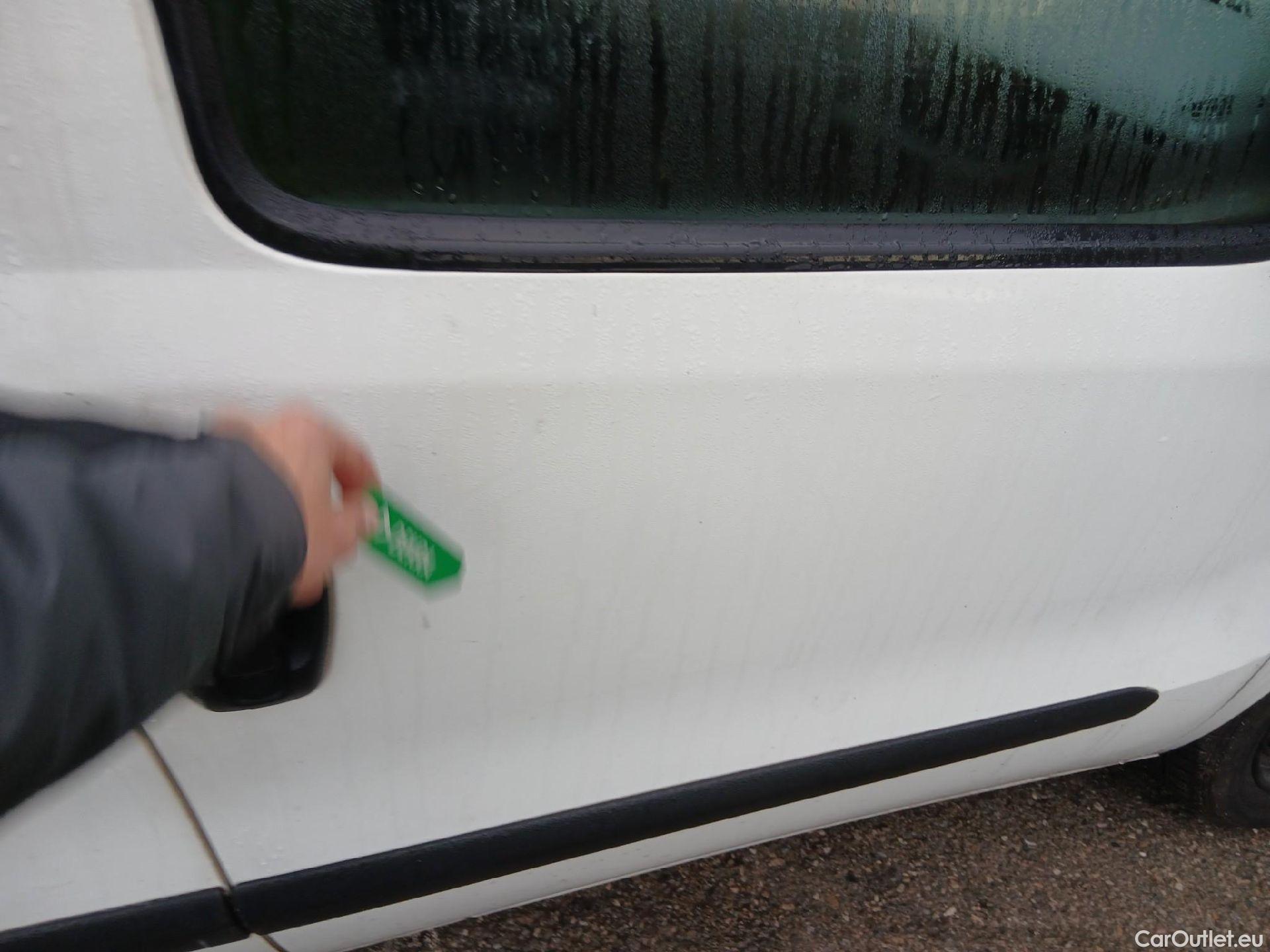  Fiat  Doblo FIAT Doblò Cargo/2015/4P/furgón derivado de turismo Cargo SX 1.3 Mjet 70 kW (95 CV) #30