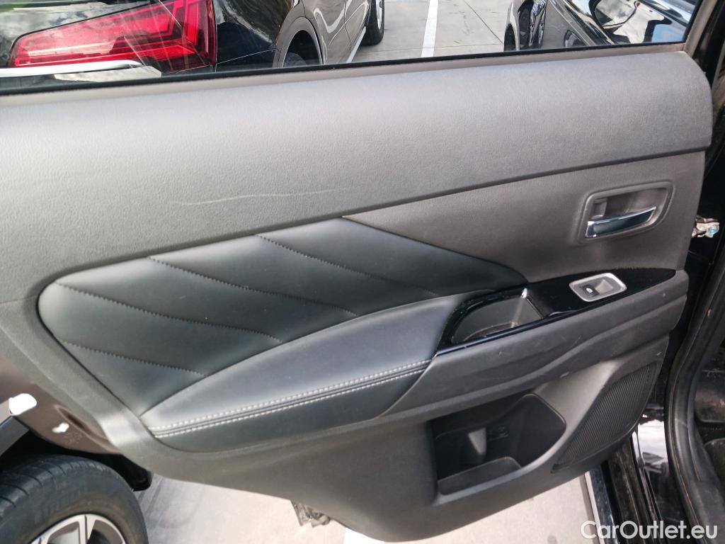  Mitsubishi  Outlander MITSUBISHI  / 2015 / 5P / todoterreno 2.4 PHEV Kaiteki Auto 4WD #29