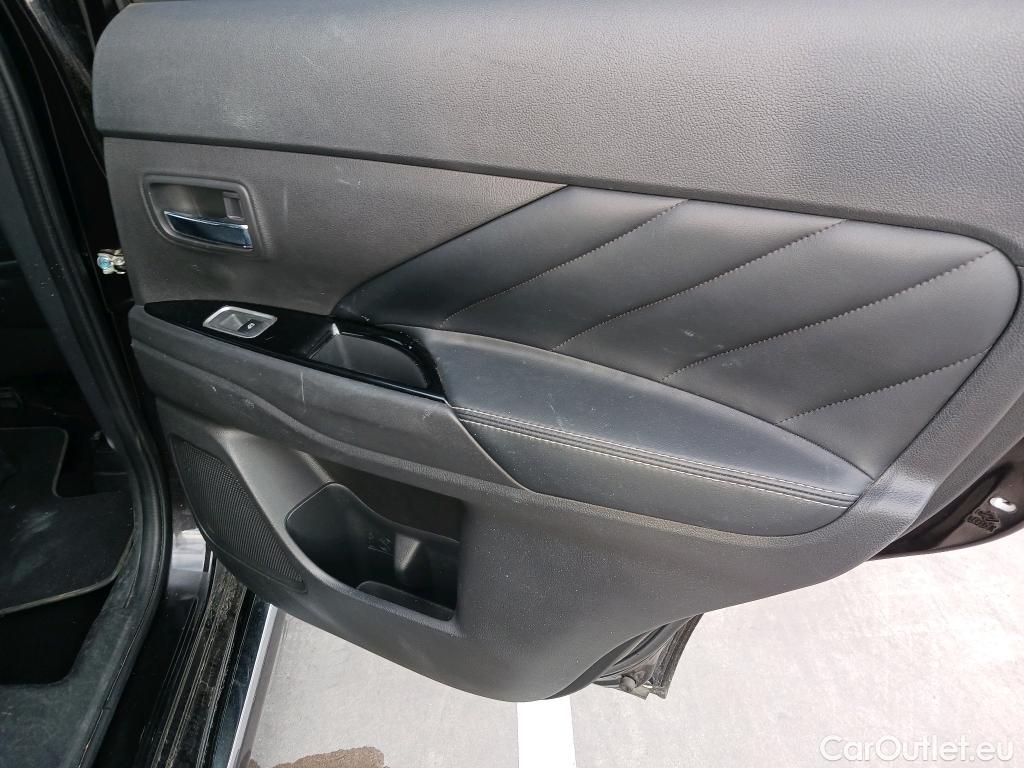  Mitsubishi  Outlander MITSUBISHI  / 2015 / 5P / todoterreno 2.4 PHEV Kaiteki Auto 4WD #27