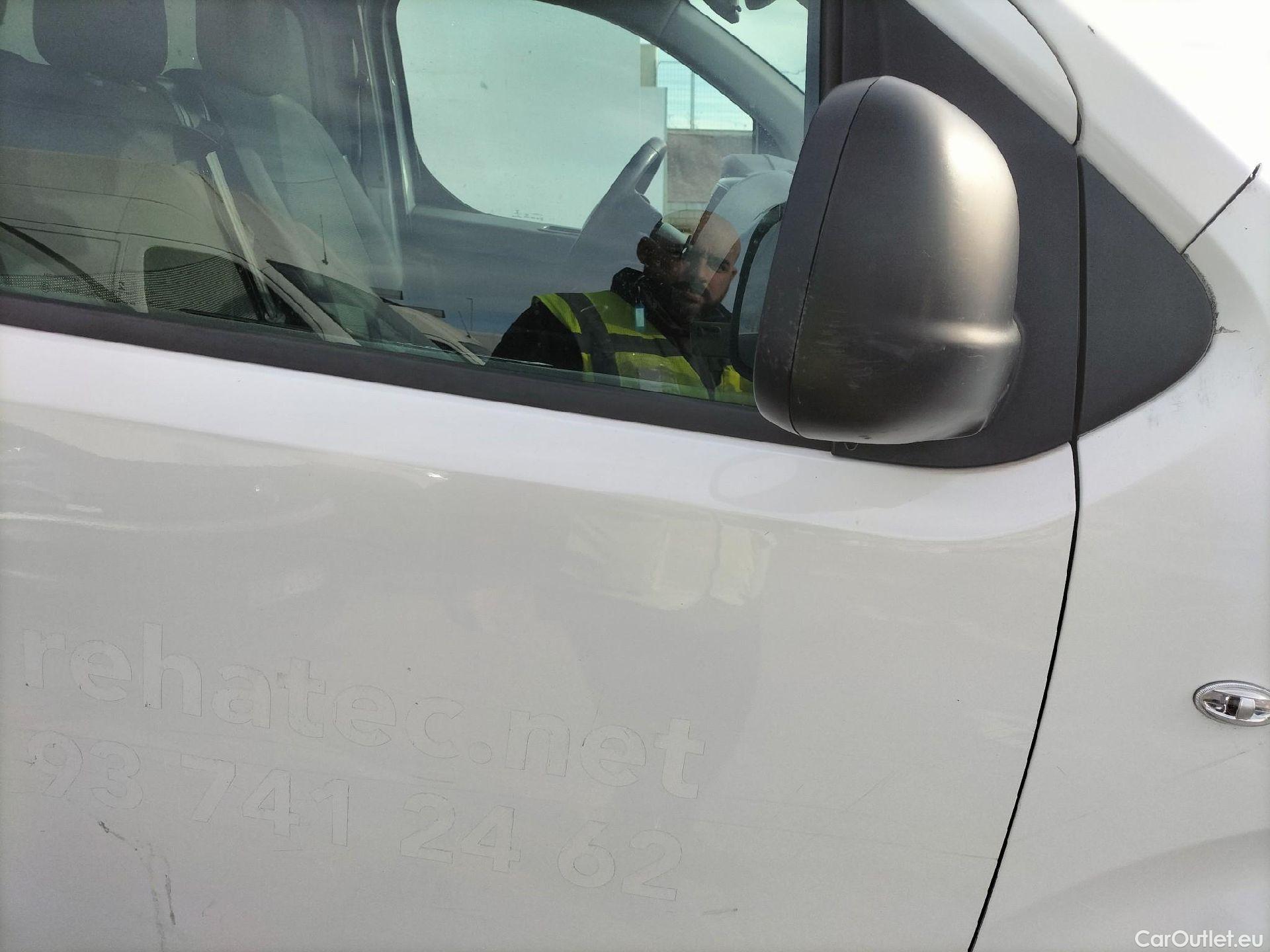  Opel  Vivaro OPEL  / 2019 / 4P / furgón 1.5 D 88kW (120CV) M Std Express M.P. DC #70