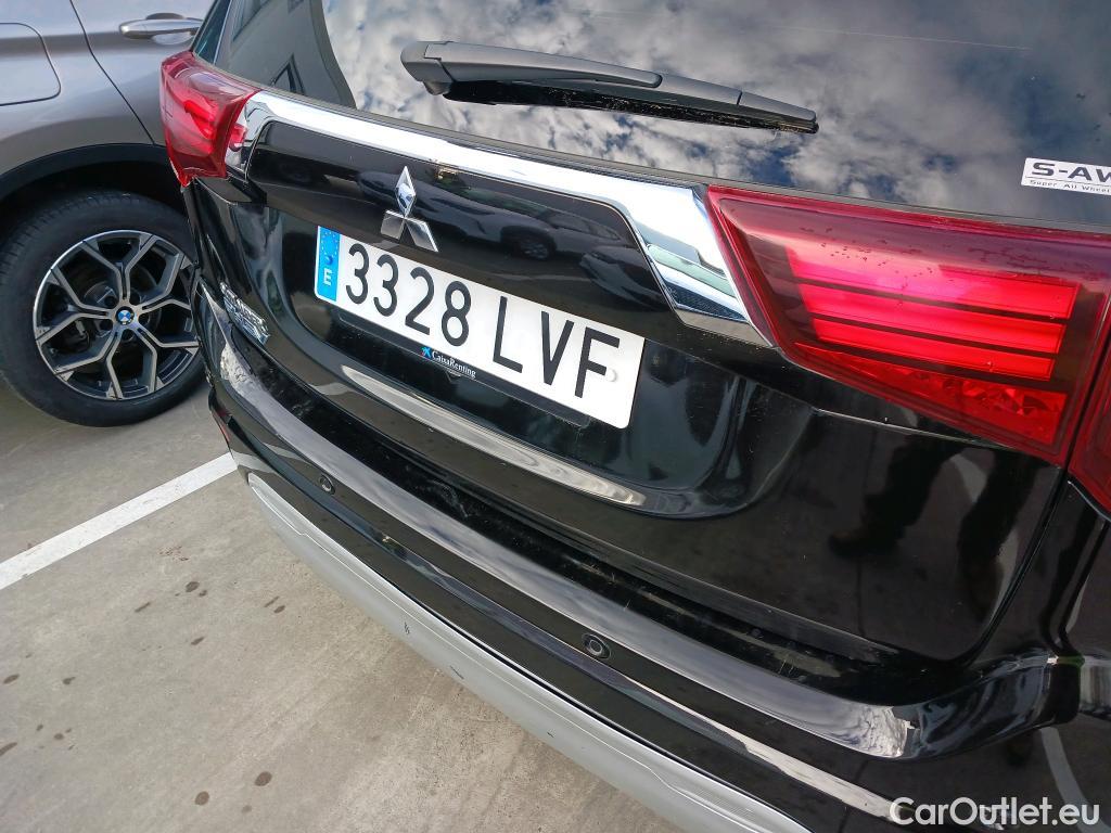  Mitsubishi  Outlander MITSUBISHI  / 2015 / 5P / todoterreno 2.4 PHEV Kaiteki Auto 4WD #47