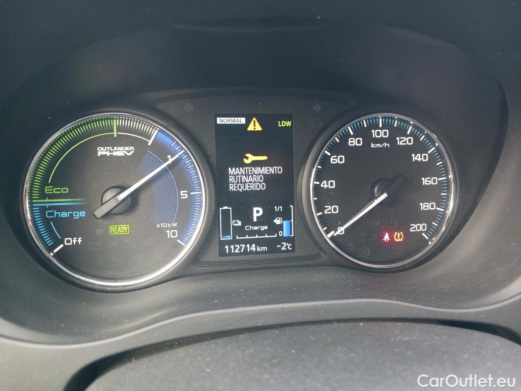  Mitsubishi  Outlander MITSUBISHI  / 2015 / 5P / todoterreno 2.4 PHEV Kaiteki Auto 4WD #44