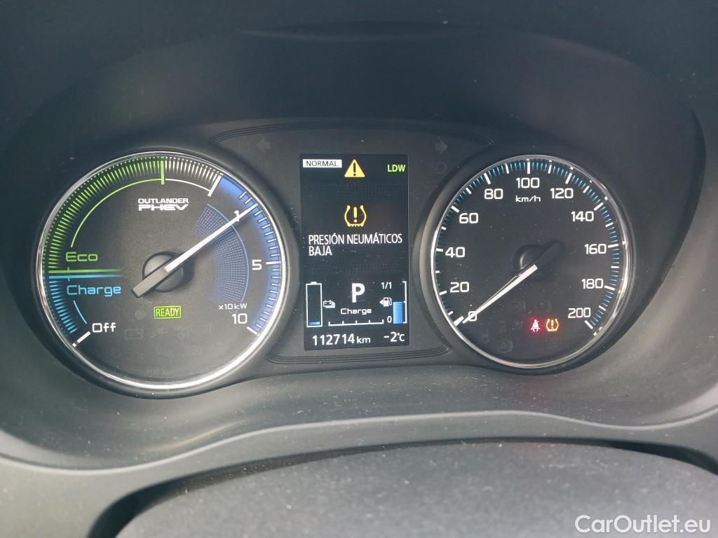  Mitsubishi  Outlander MITSUBISHI  / 2015 / 5P / todoterreno 2.4 PHEV Kaiteki Auto 4WD #43