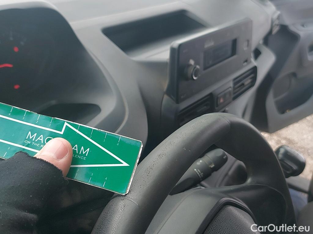  Peugeot  Partner PEUGEOT  furgón 3 PLAZAS Standard 1000kg BlueHDi 73kW #69