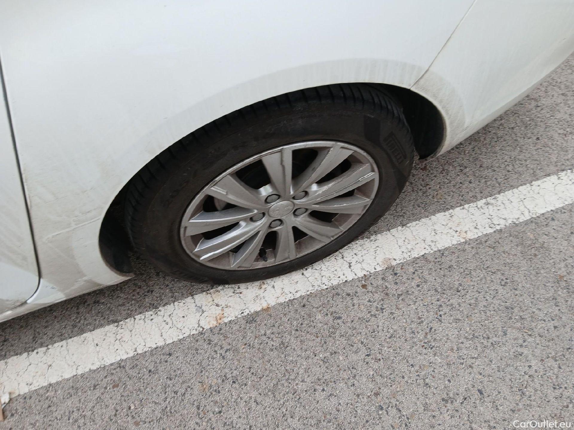  Peugeot  308 PEUGEOT  / 2017 / 5P / familiar SW Style 1.5 BlueHDi 96KW (130CV) Auto #5