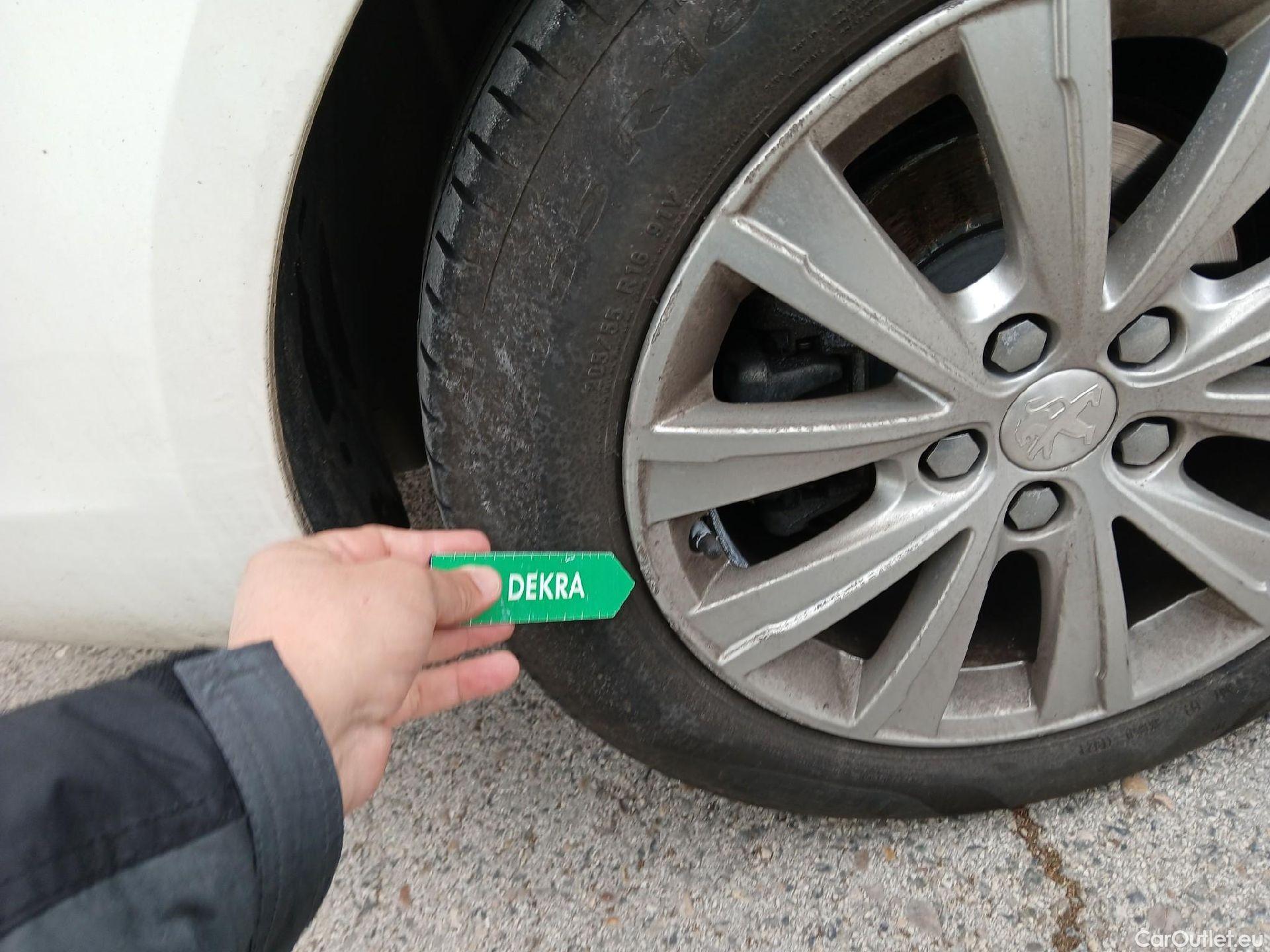  Peugeot  308 PEUGEOT  / 2017 / 5P / familiar SW Style 1.5 BlueHDi 96KW (130CV) Auto #7