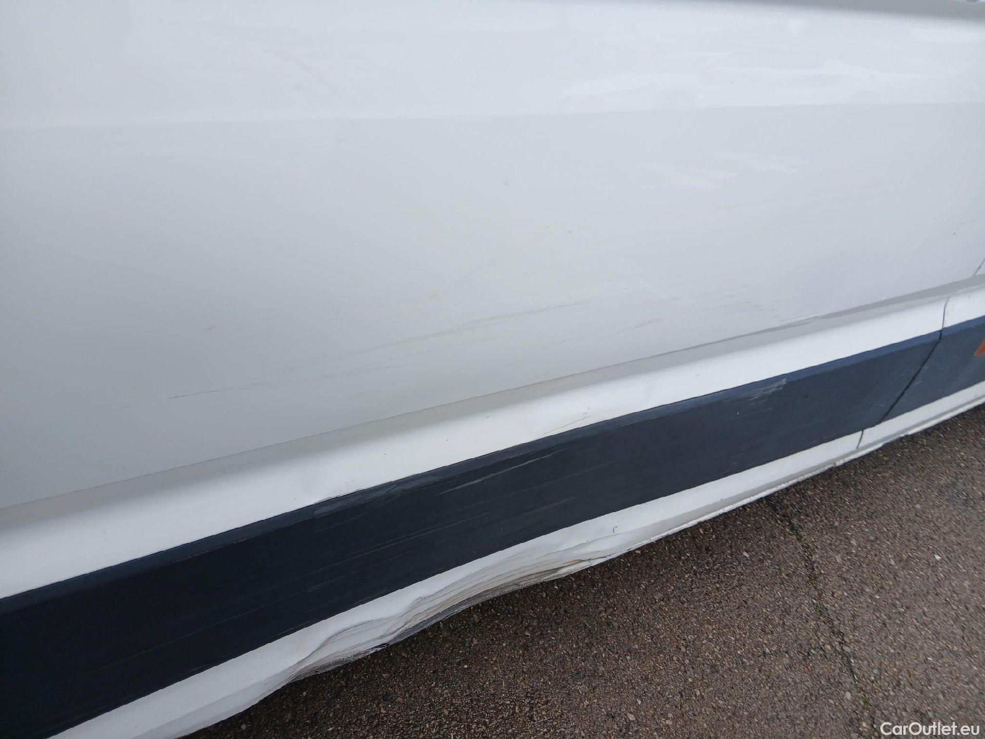  Volkswagen  Crafter VOLKSWAGEN  / 2017 / 4P / furgón 30 Furgón BM TN L3H2 2.0TDI 103kW(140CV) #47