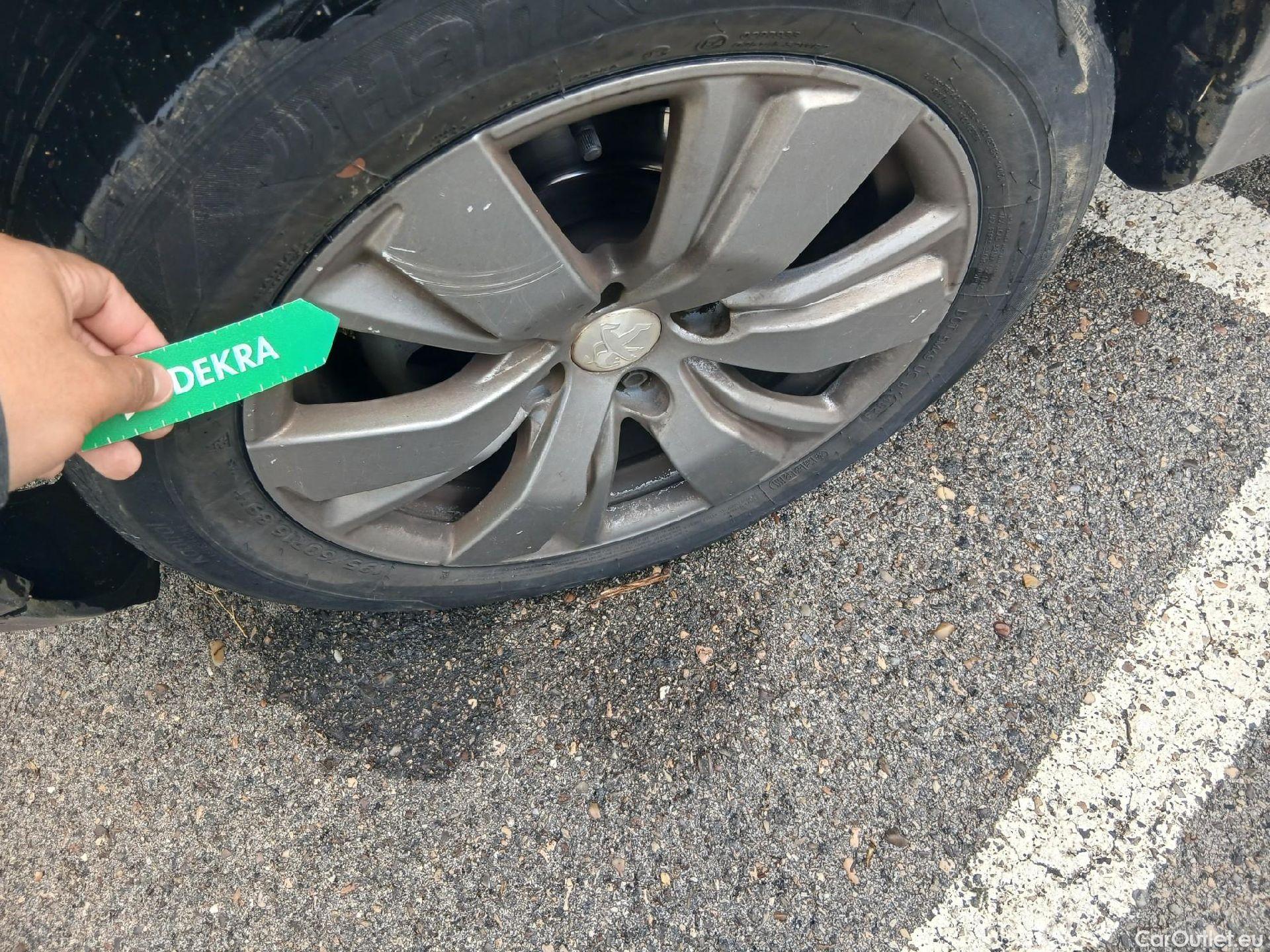  Peugeot  2008 PEUGEOT  / 2016 / 5P / todoterreno Signature BlueHDi 100 S&S 5 Vel. MAN #30