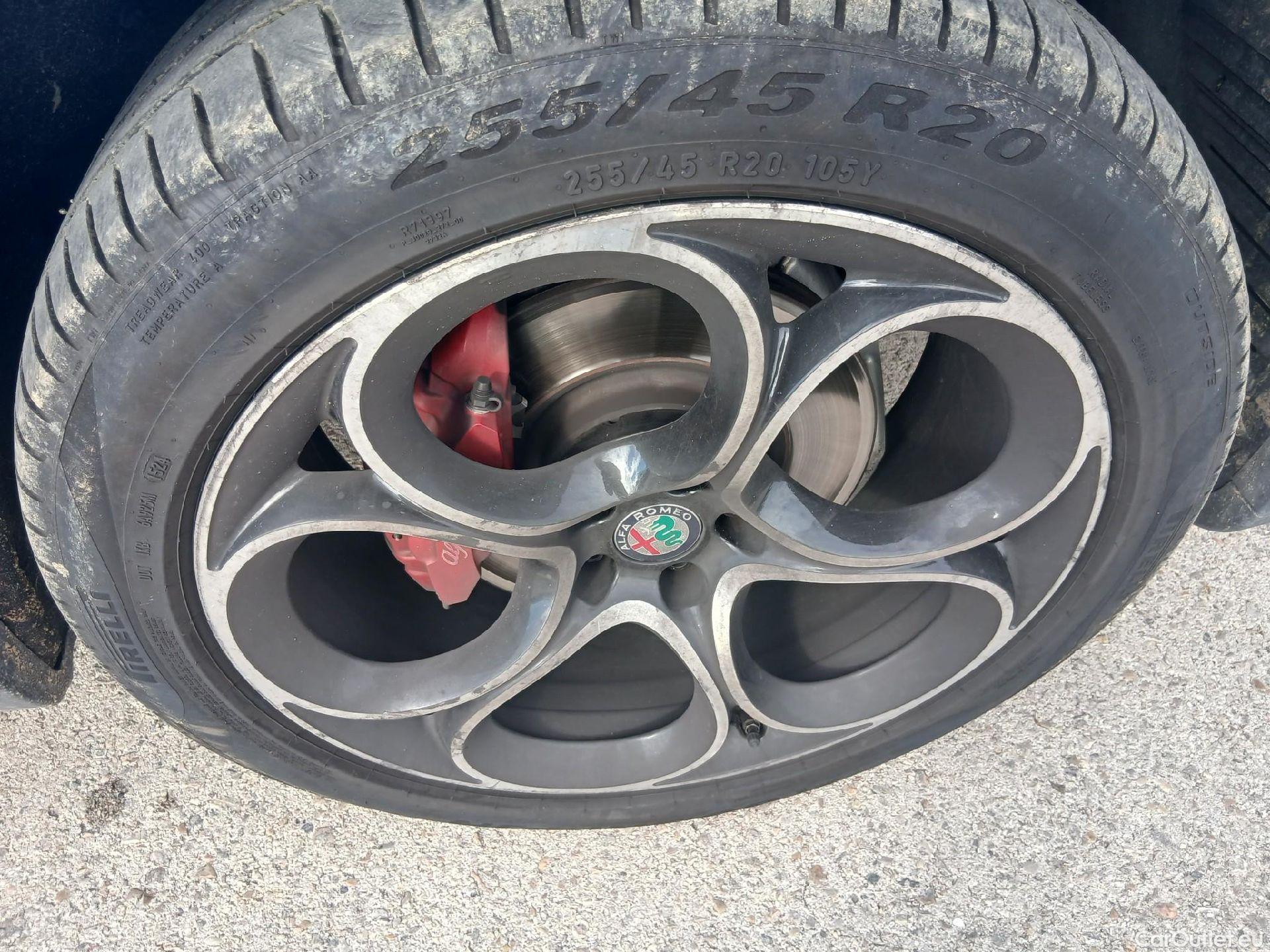  Alfa Romeo   STELVIO Alfa Romeo / 2017 / 5P / todoterreno 2.0 Gasolina 206kW (280CV) Executive AWD #28