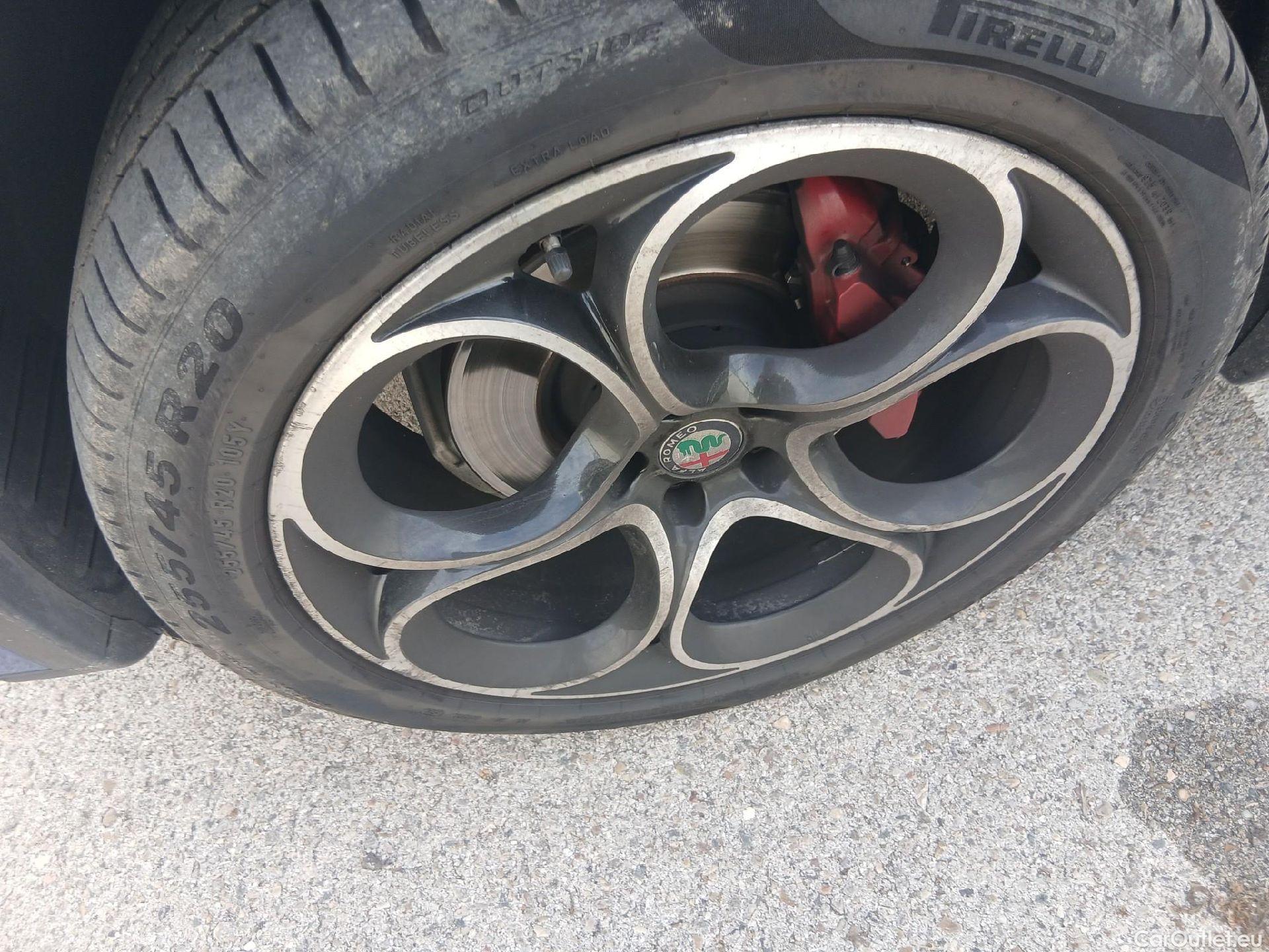  Alfa Romeo   STELVIO Alfa Romeo / 2017 / 5P / todoterreno 2.0 Gasolina 206kW (280CV) Executive AWD #13