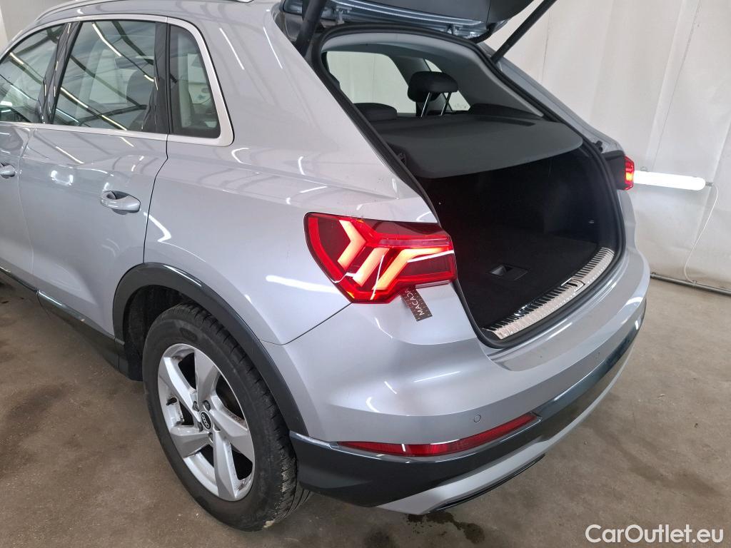  Audi  Q3 AUDI  / 2018 / 5P / SUV 35 TFSI 150 MHEV S TRONIC DESIGN LUXE #9