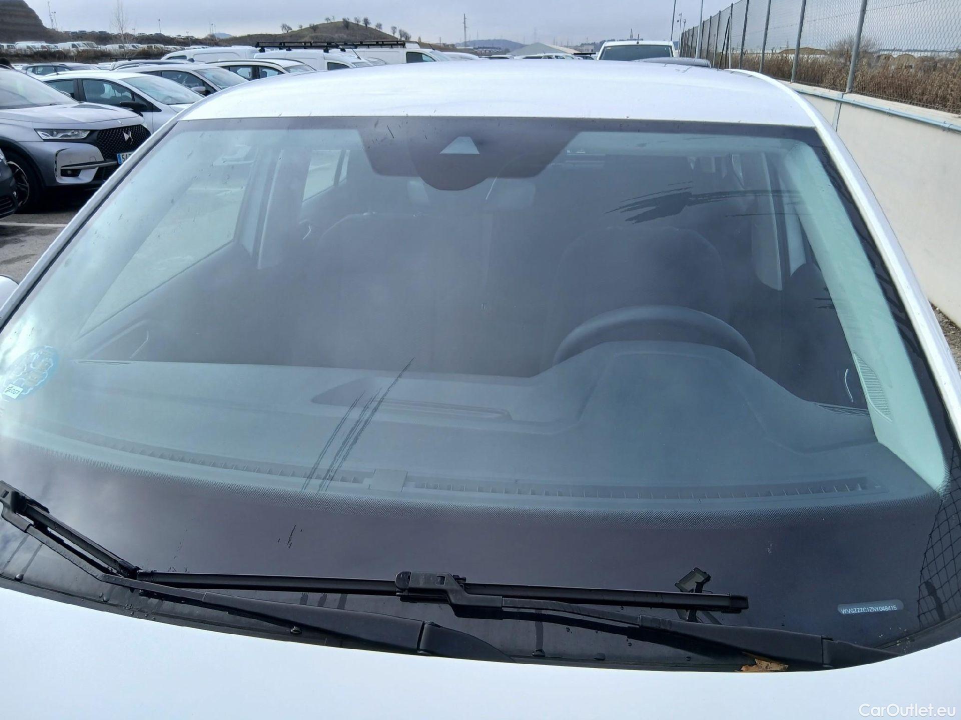  Volkswagen  T-CROSS VOLKSWAGEN  / 2018 / 5P / todoterreno Edition 1.0 TSI 70kW (95CV) #2