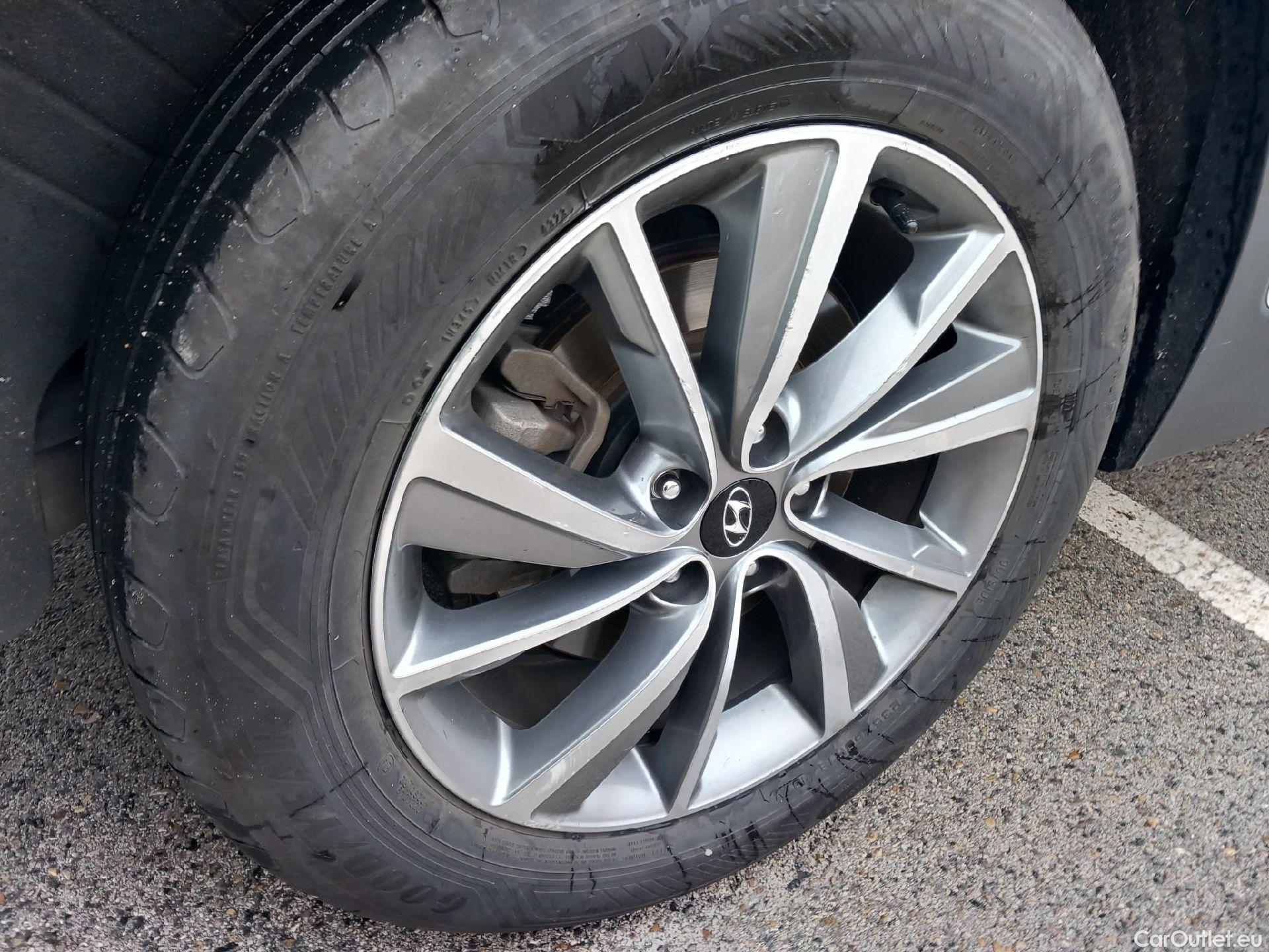  Hyundai  Santa Fe HYUNDAI  / 2018 / 5P / todoterreno 2.2 CRDi Tecno Auto 4x2 SR #24