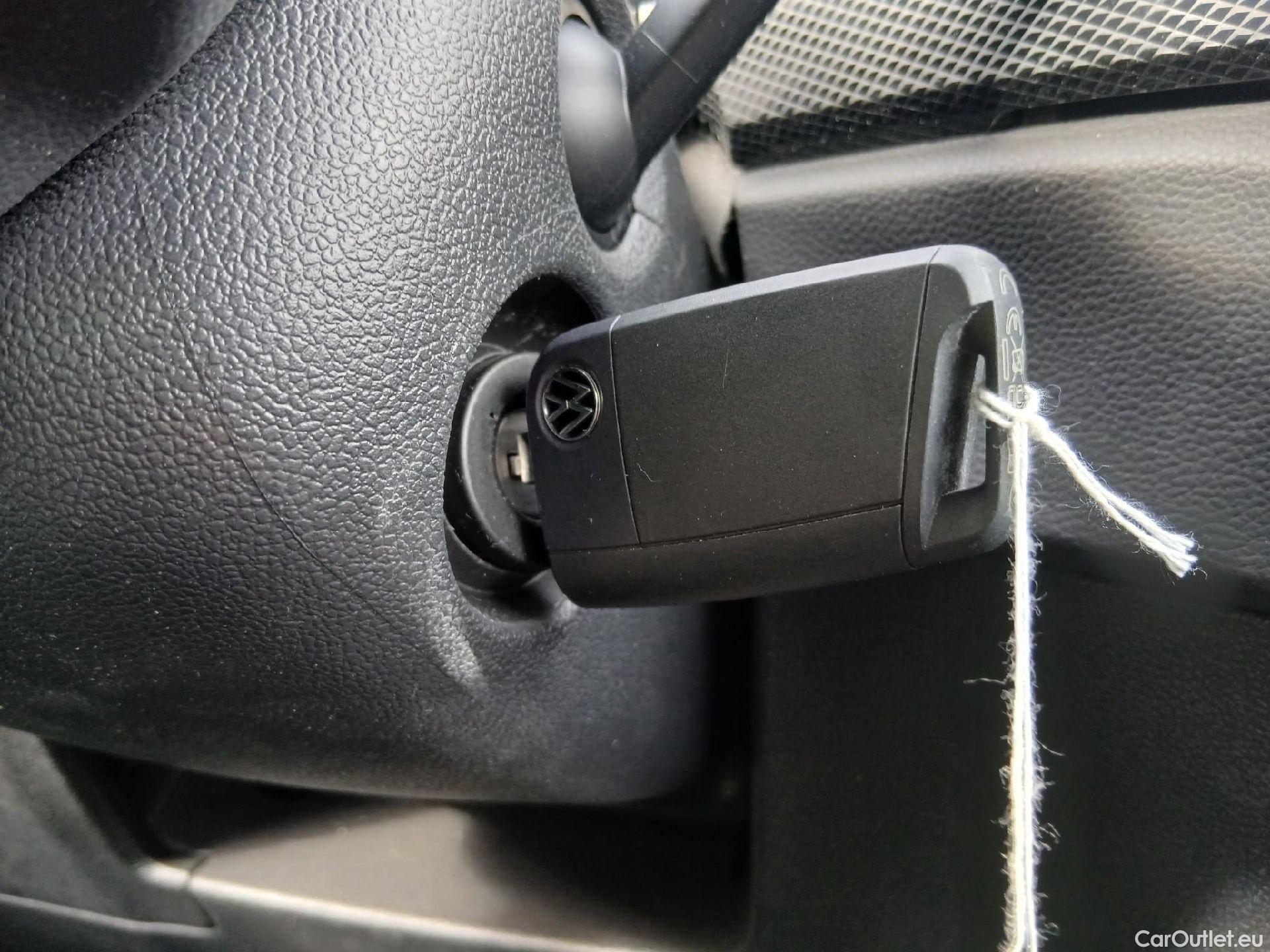  Volkswagen  T-CROSS  1.0 TSI 85 kW R-Line TSI 115CV AT7 6E #1