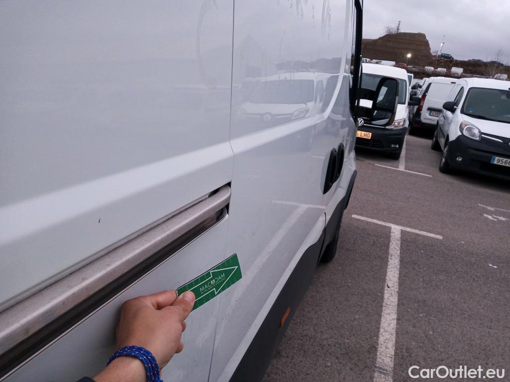  Iveco  Daily IVECO  / 2019 / 4P / furgón 2.3 TD 35S 12 V 3520L/H3 13,4 M3 #28